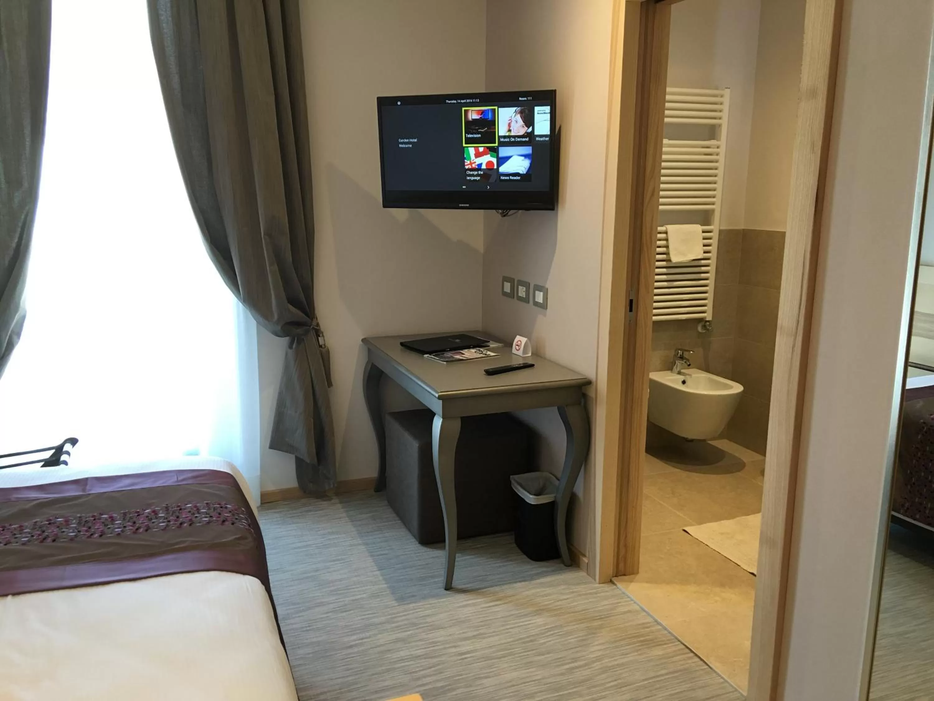 Bathroom, Bed in Hotel Garden