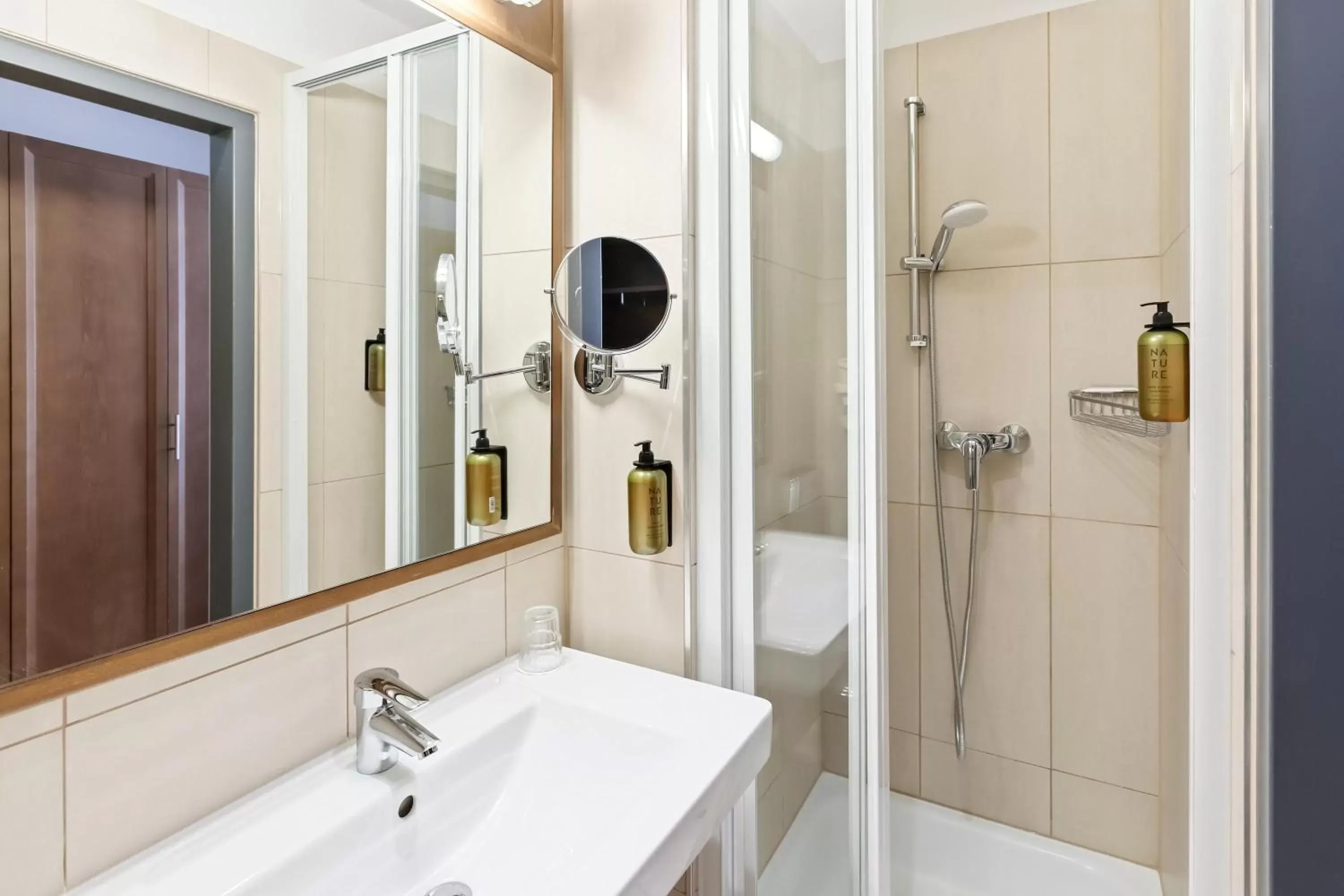 Shower, Bathroom in Hotel Rathauspark Wien, a member of Radisson Individuals