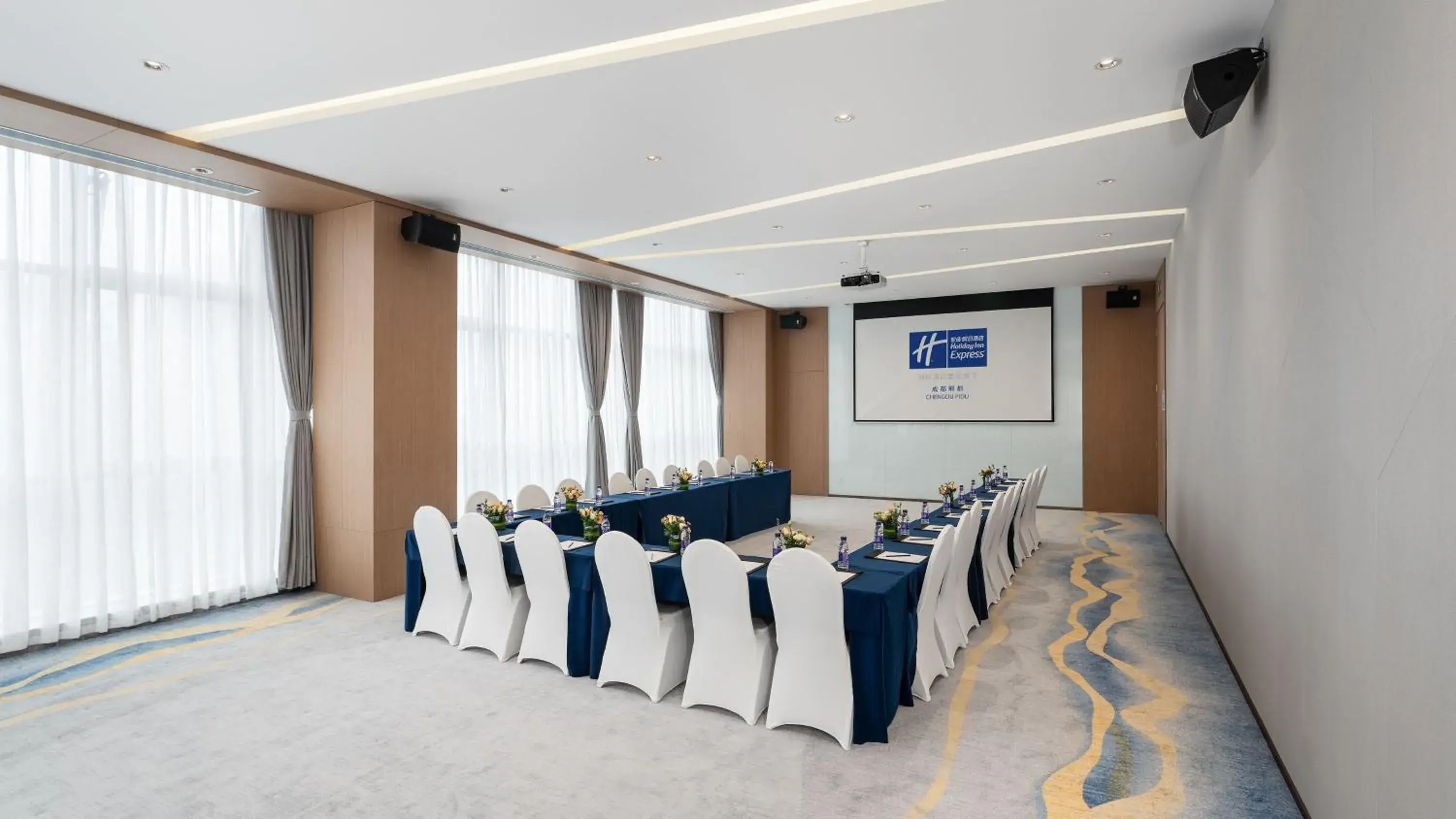 Meeting/conference room in Holiday Inn Express Chengdu Pidu, an IHG Hotel