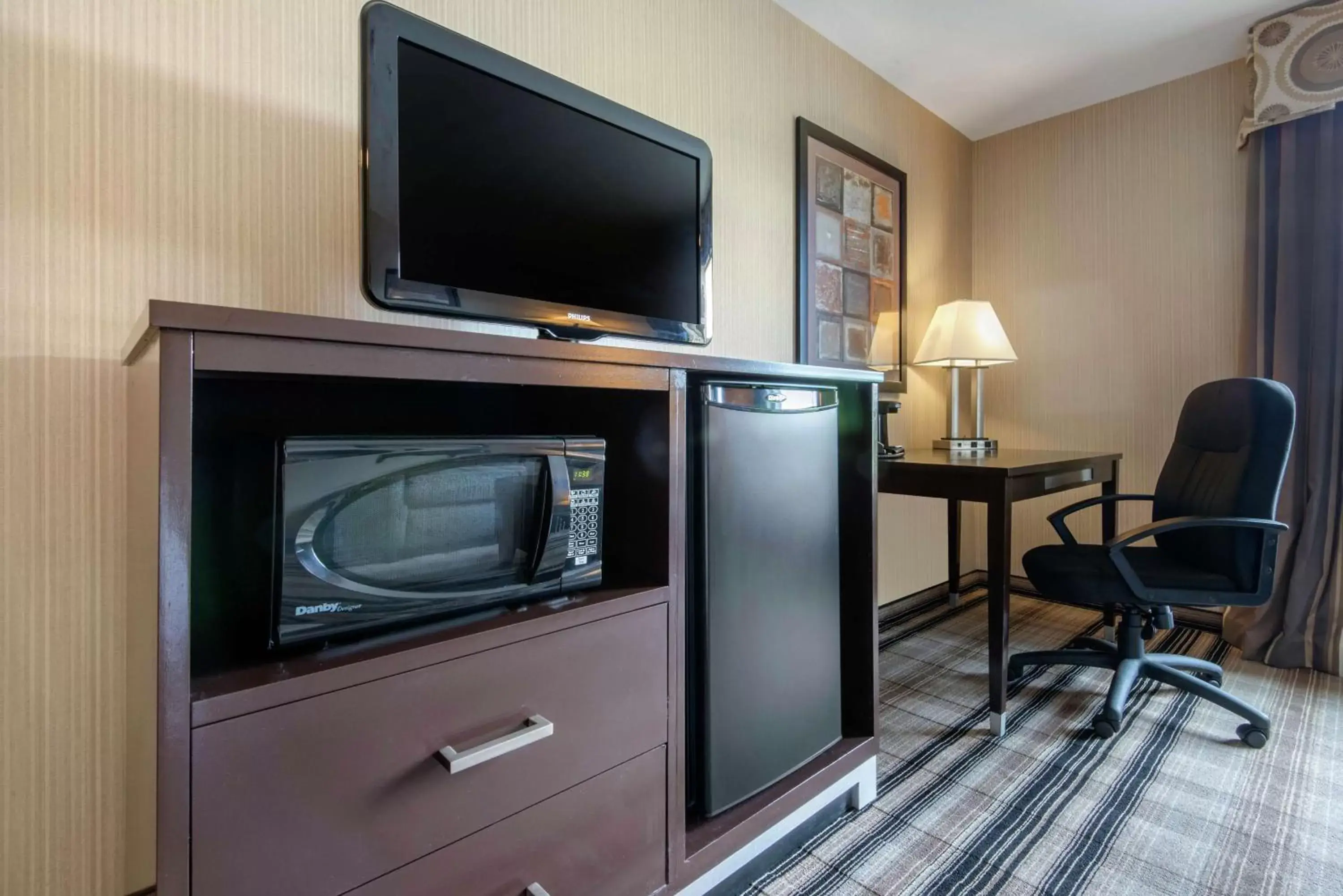 Bedroom, TV/Entertainment Center in Hampton Inn Meadville