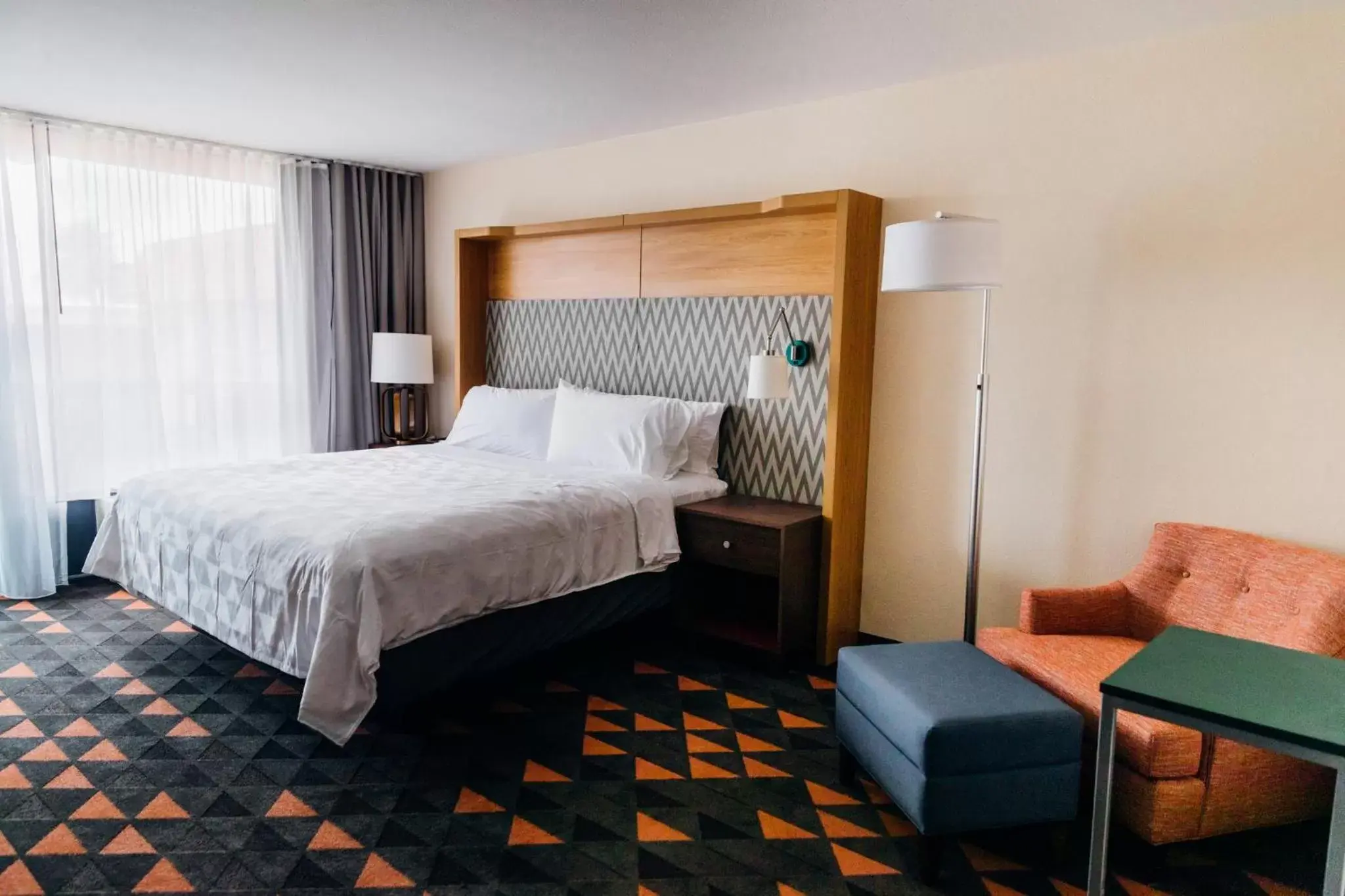 Photo of the whole room, Bed in Holiday Inn & Suites Phoenix-Mesa-Chandler, an IHG Hotel