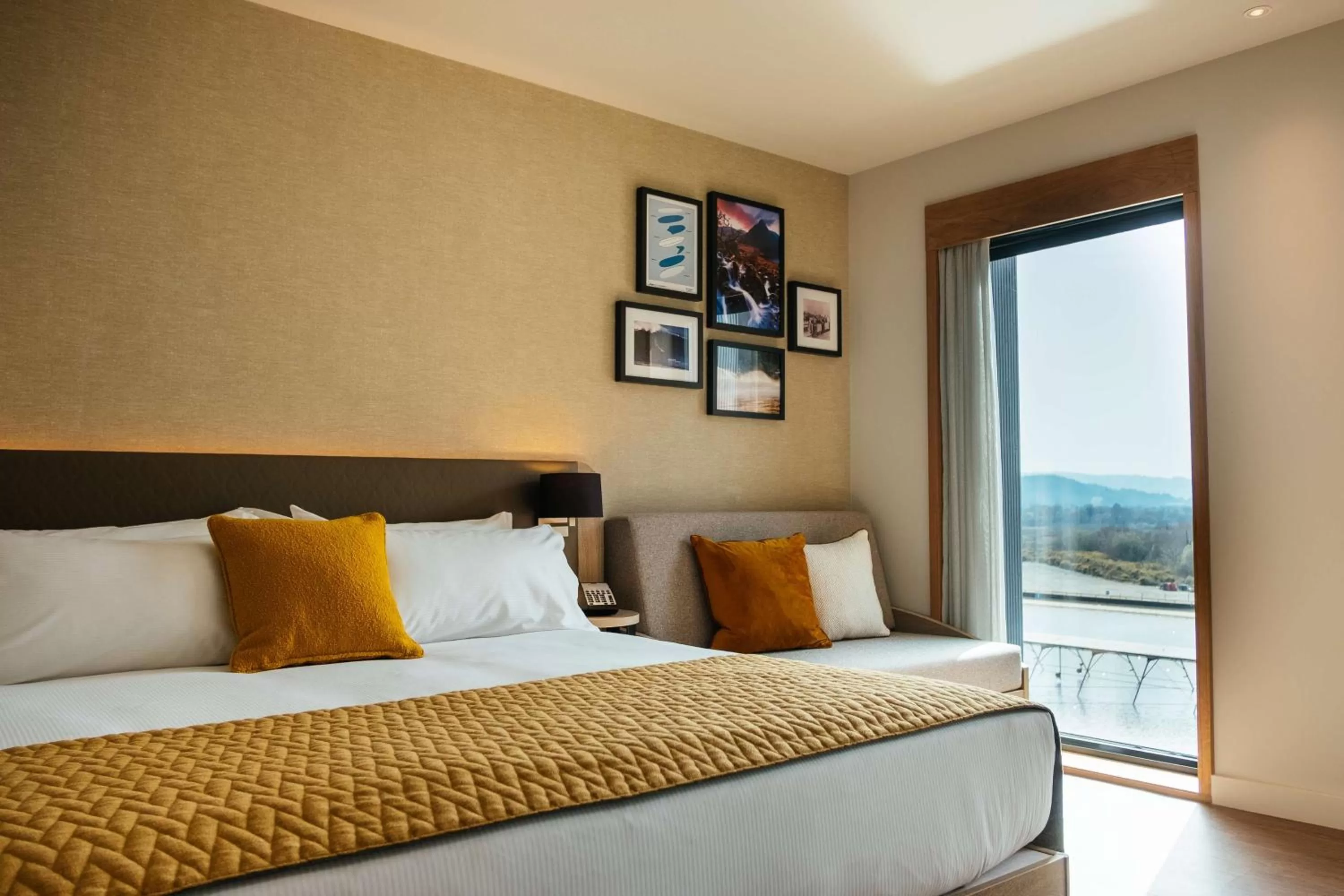 Living room, Bed in Hilton Garden Inn Snowdonia