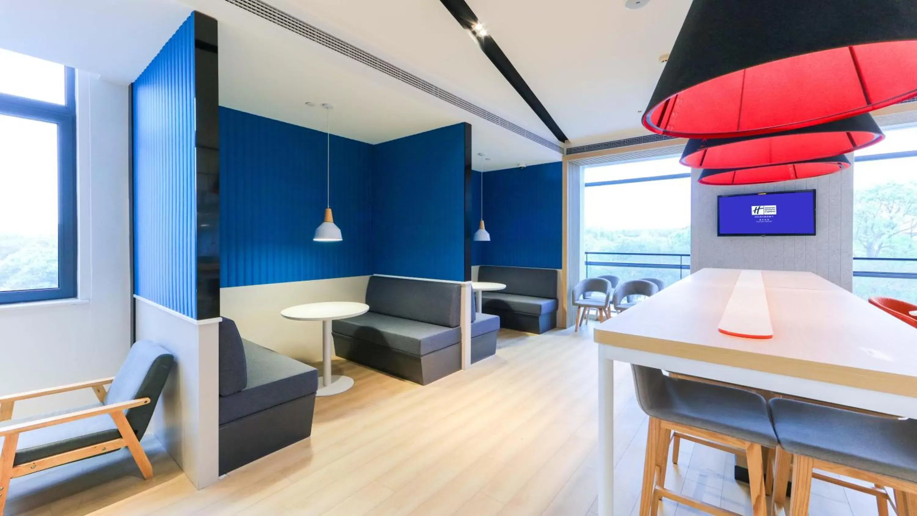 Seating area, Bed in Holiday Inn Express Shanghai Pudong Airport by IHG Seating area, Bed in Holiday Inn Express Shanghai Pudong Airport by IHG