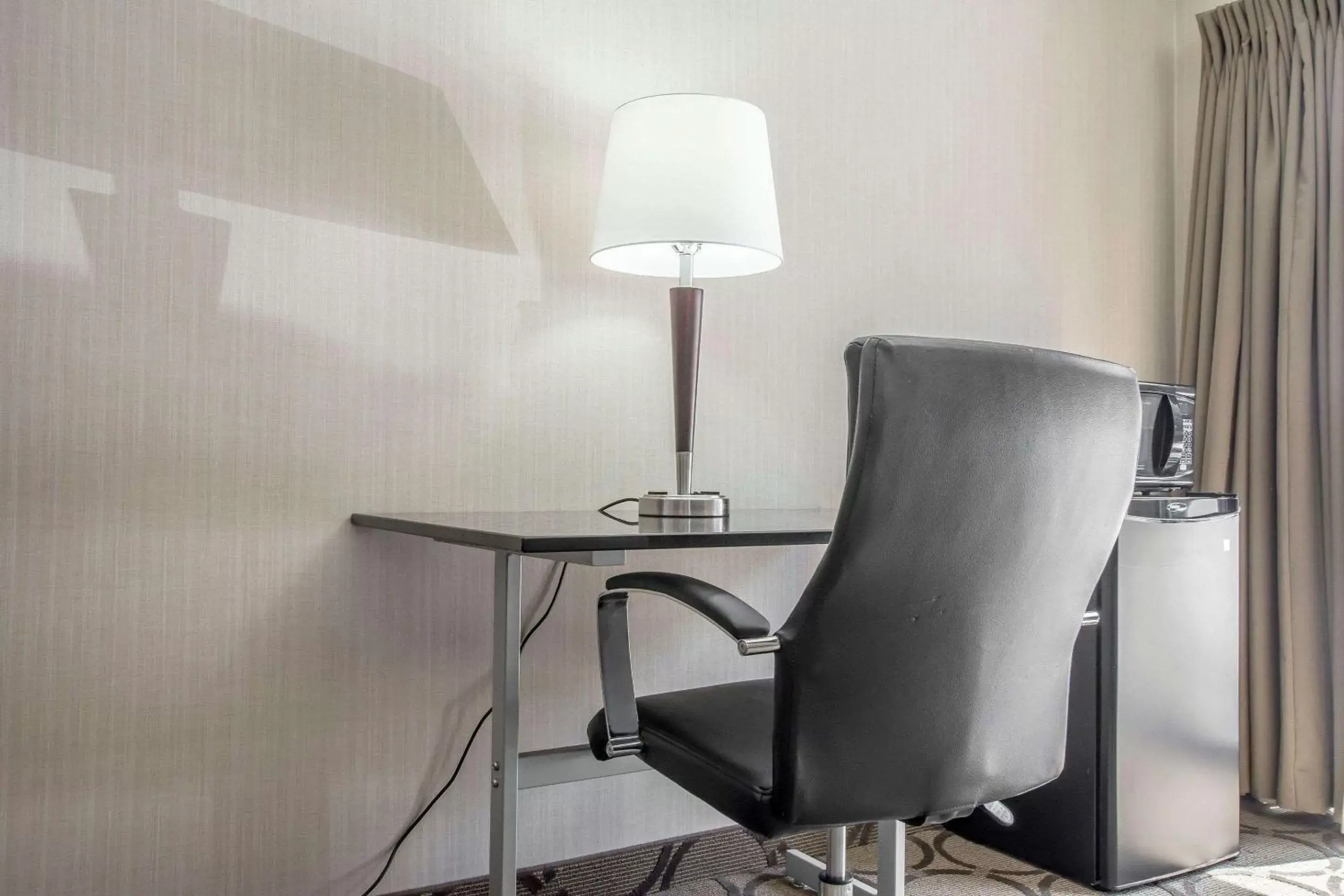 Photo of the whole room, Seating Area in Comfort Inn Sherbrooke