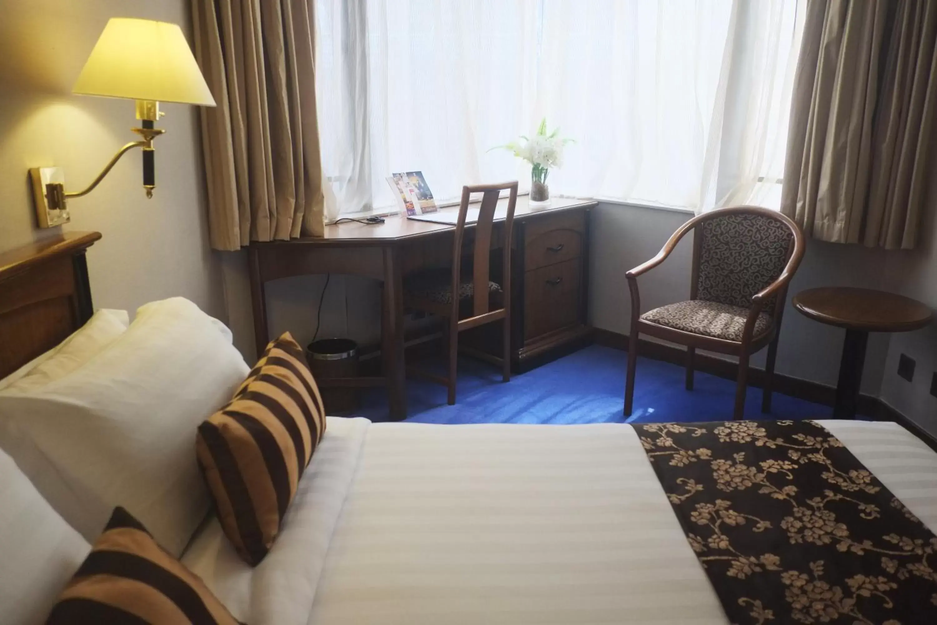 Bedroom, Bed in Kimberley Hotel
