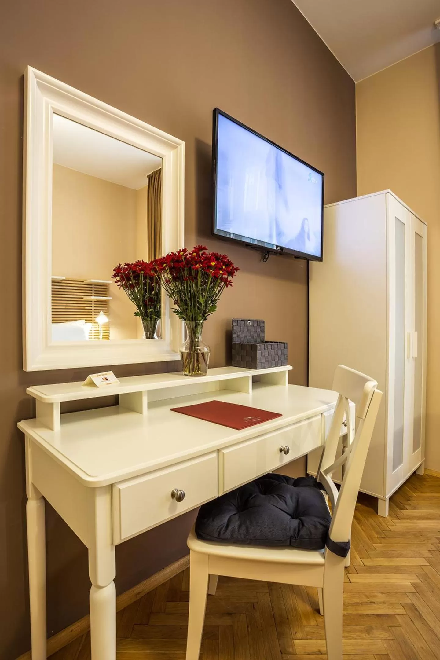 TV and multimedia in Sofia Place Hotel by HMG