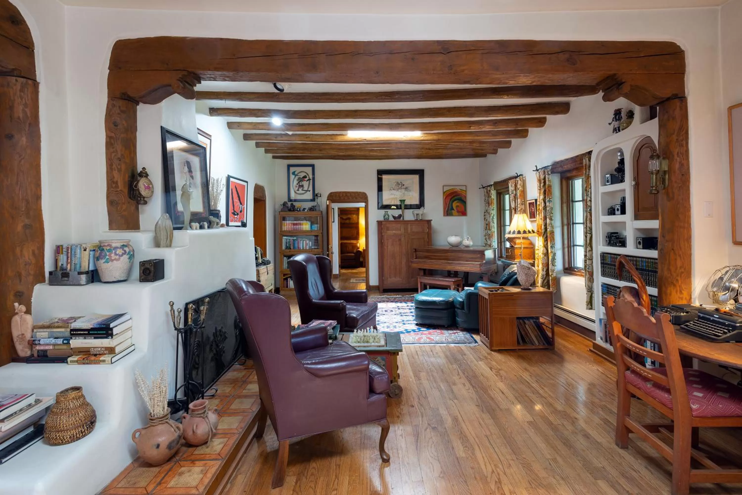 Communal lounge/ TV room in Inn on La Loma Plaza