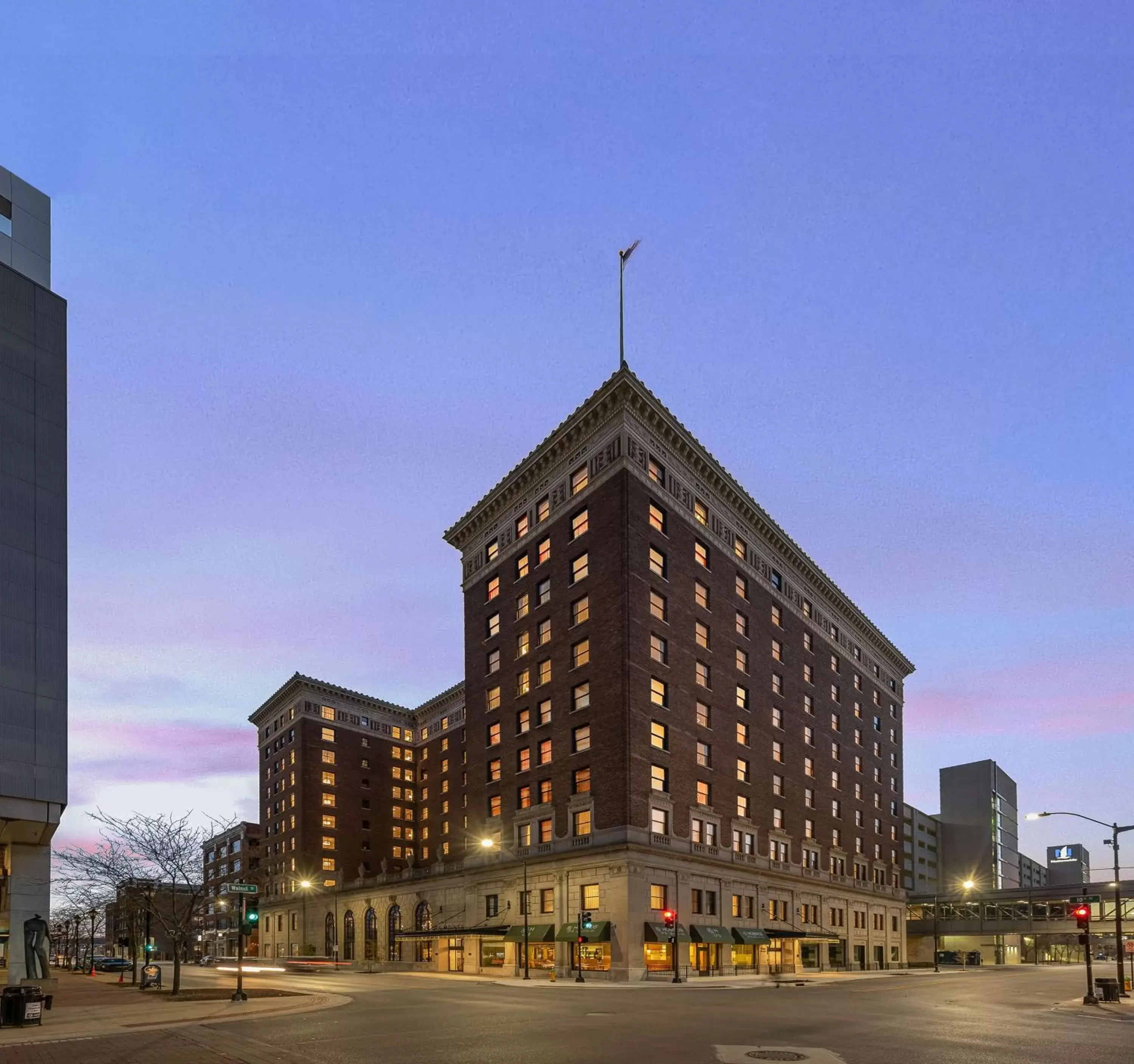 Property Building in Hotel Fort Des Moines, Curio Collection By Hilton