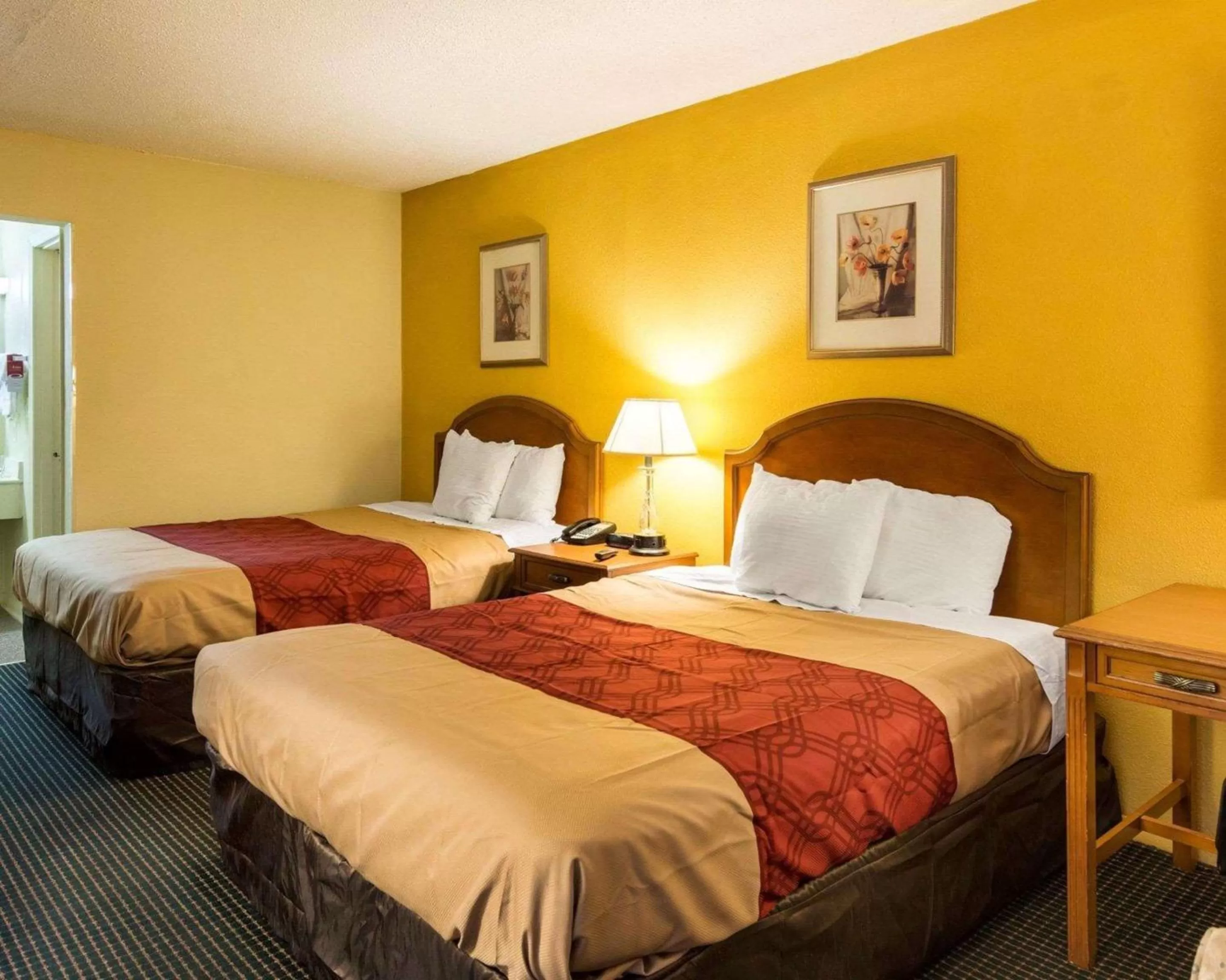 Photo of the whole room, Bed in Econo Lodge Petersburg - Fort Lee