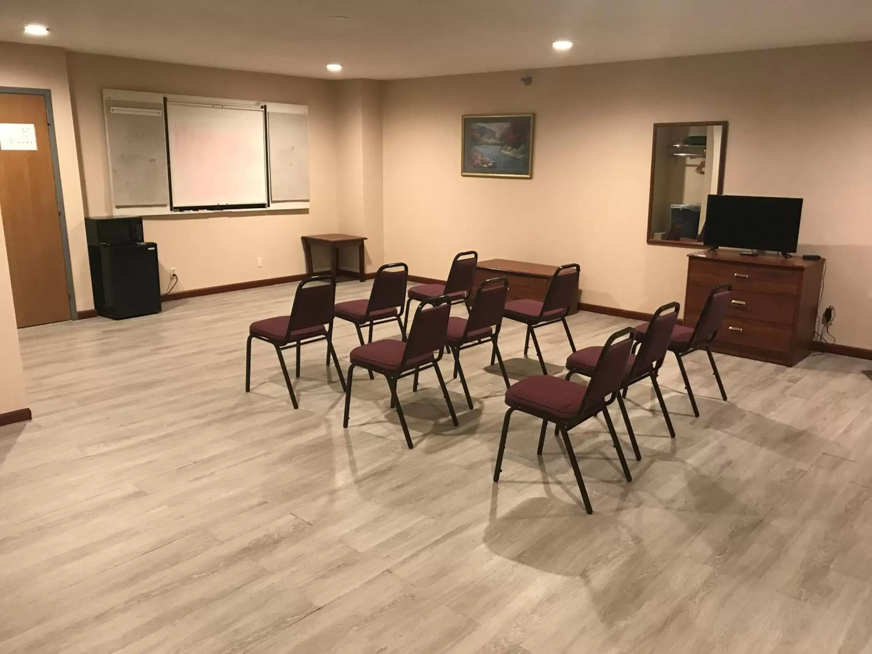 Meeting/conference room in Days Inn by Wyndham Hillsboro