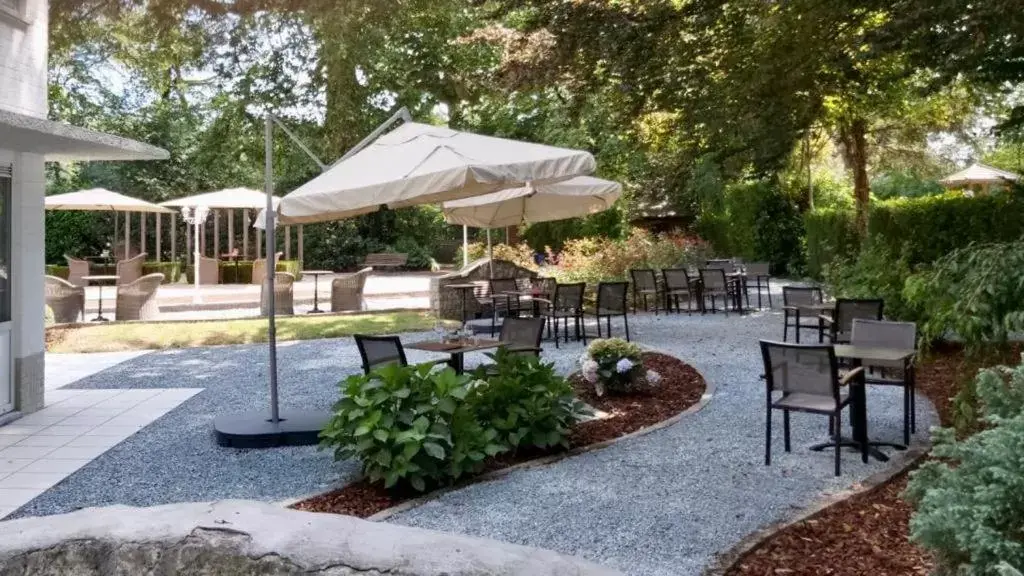 Patio, Swimming Pool in Auberge du Vieux Cedre