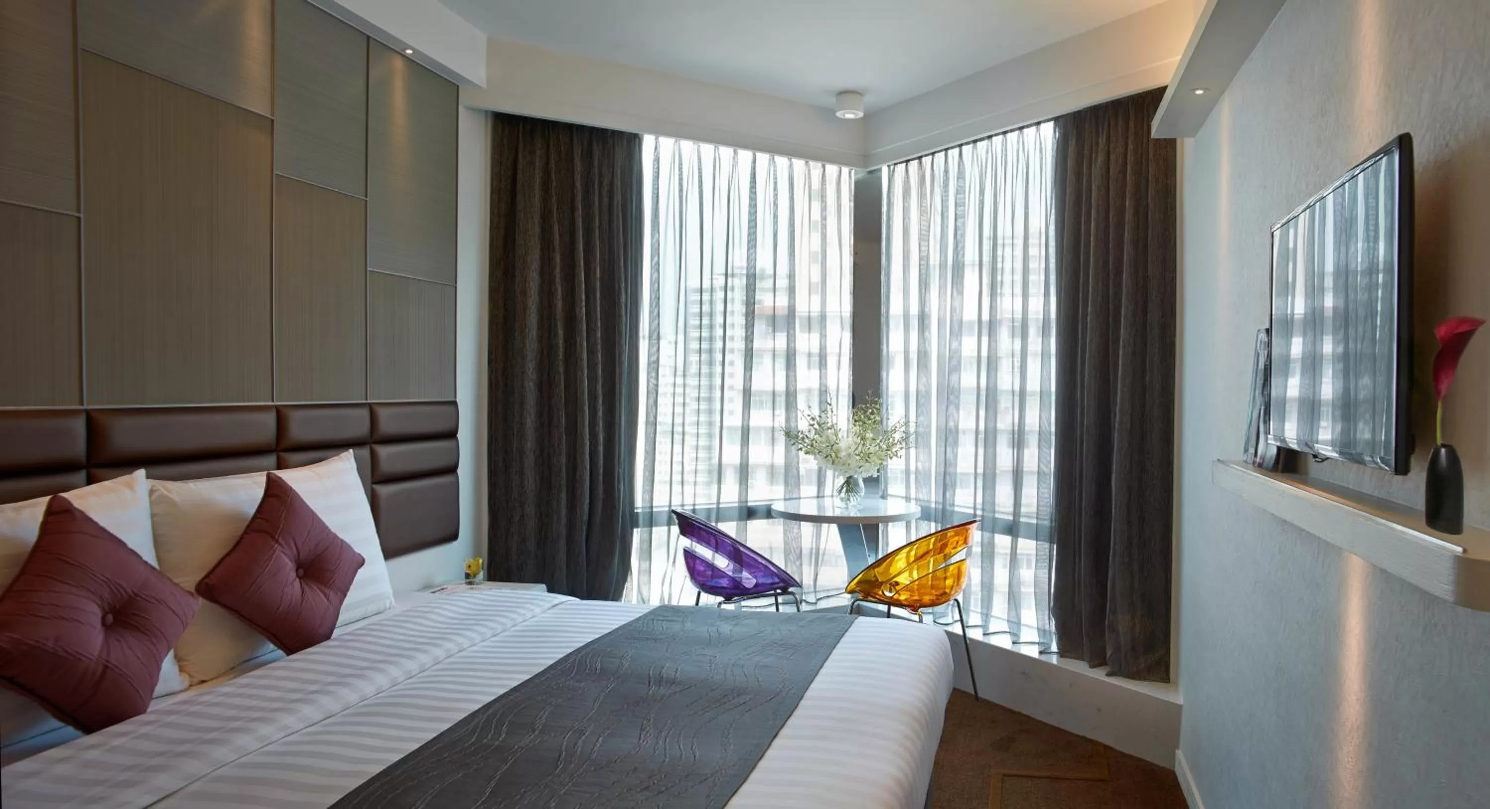 Photo of the whole room, Bed in Stanford Hotel Hong Kong