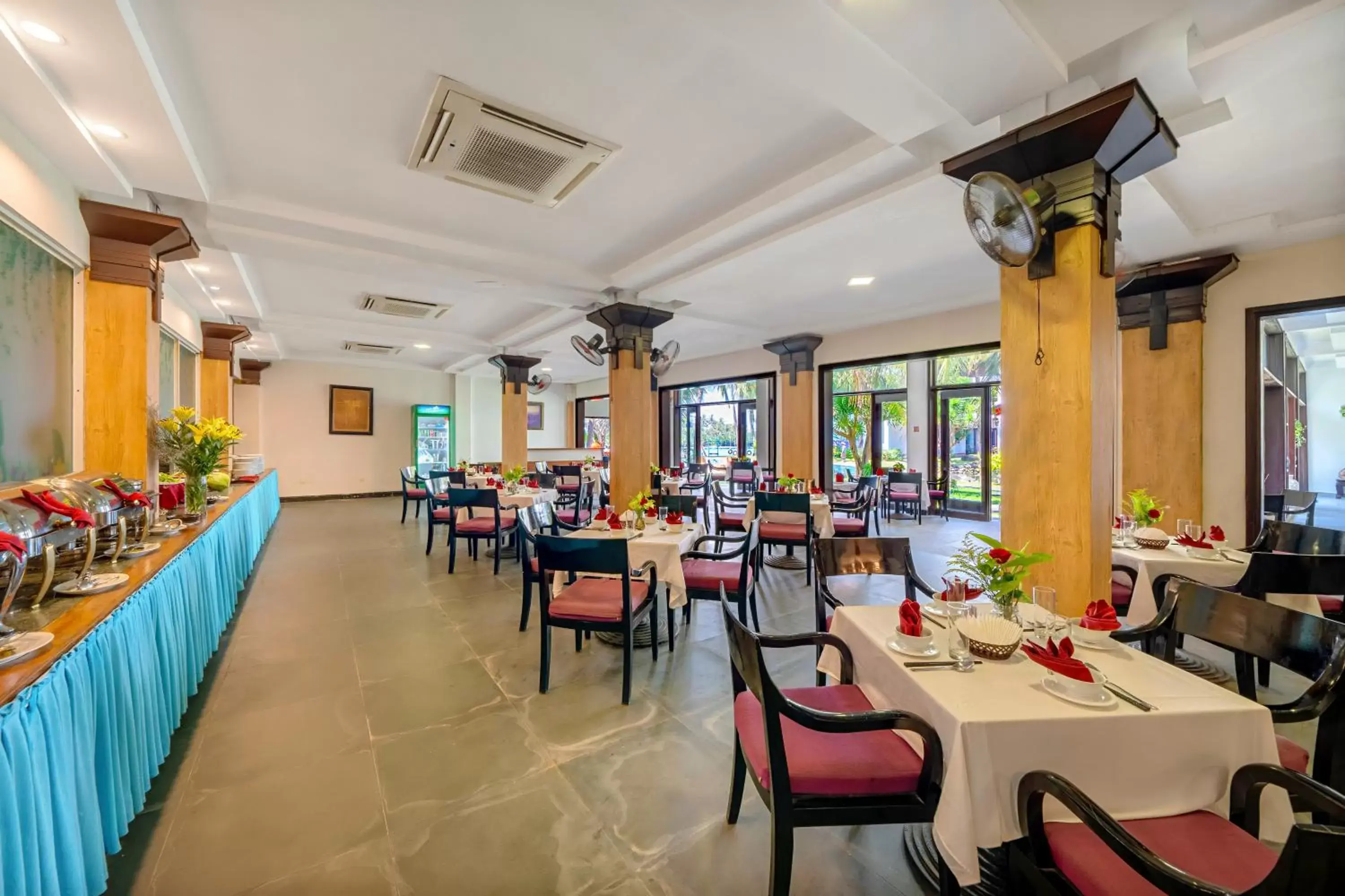 Restaurant/Places to Eat in River Beach Resort & Residences