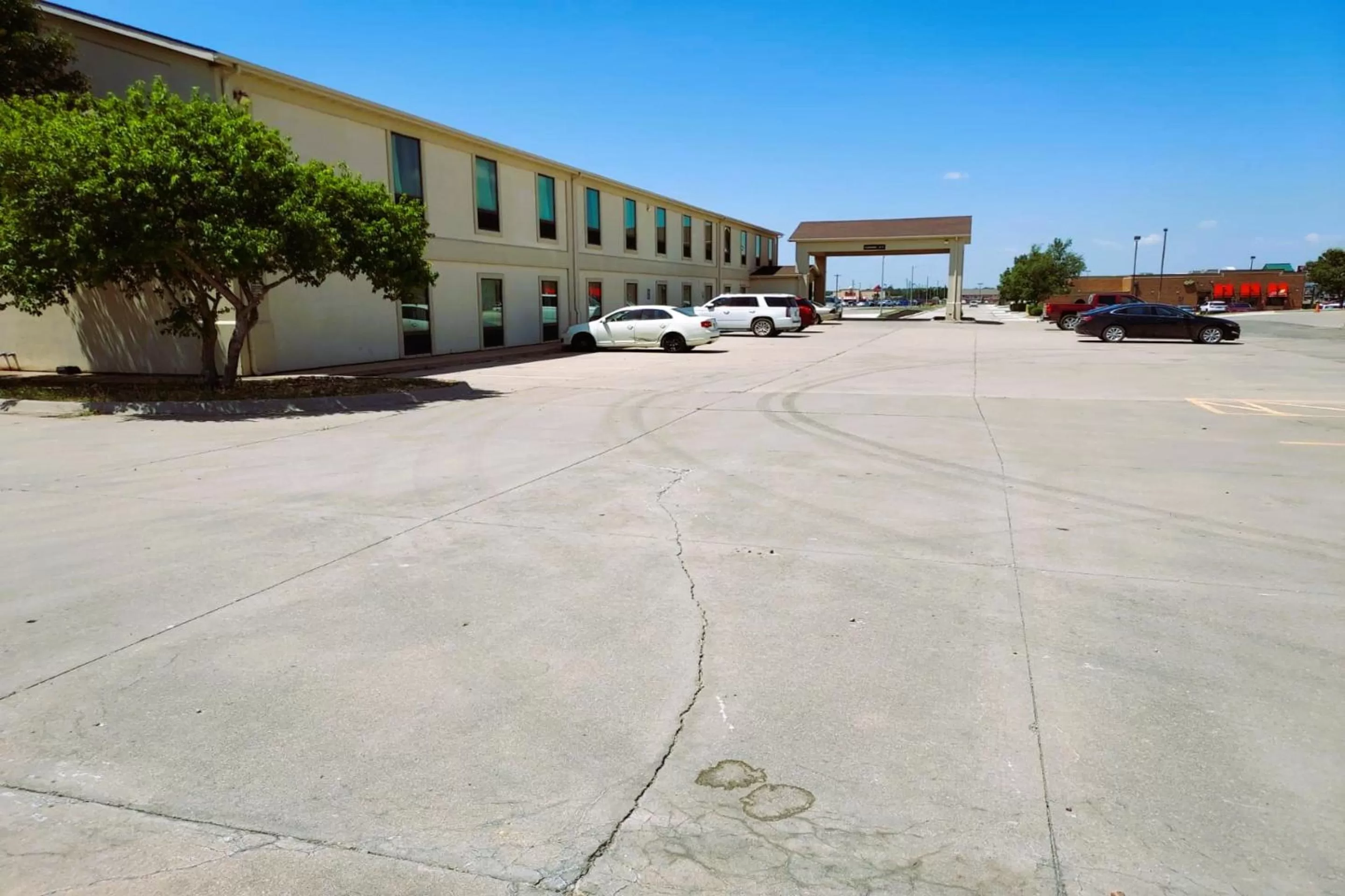 Parking, Property Building in McPherson Inn By OYO, I-135