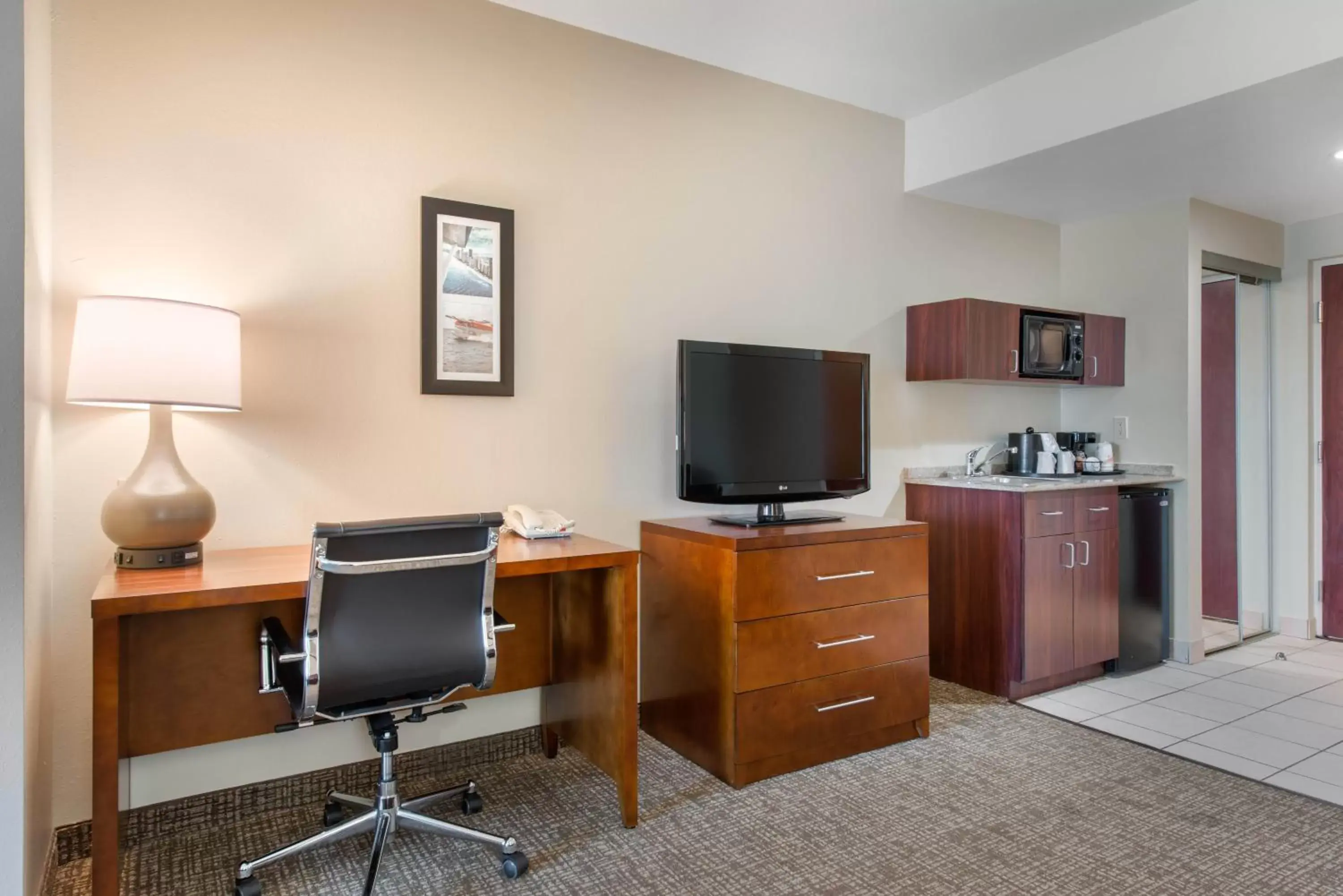 TV and multimedia, TV/Entertainment Center in Comfort Inn & Suites Tavares North