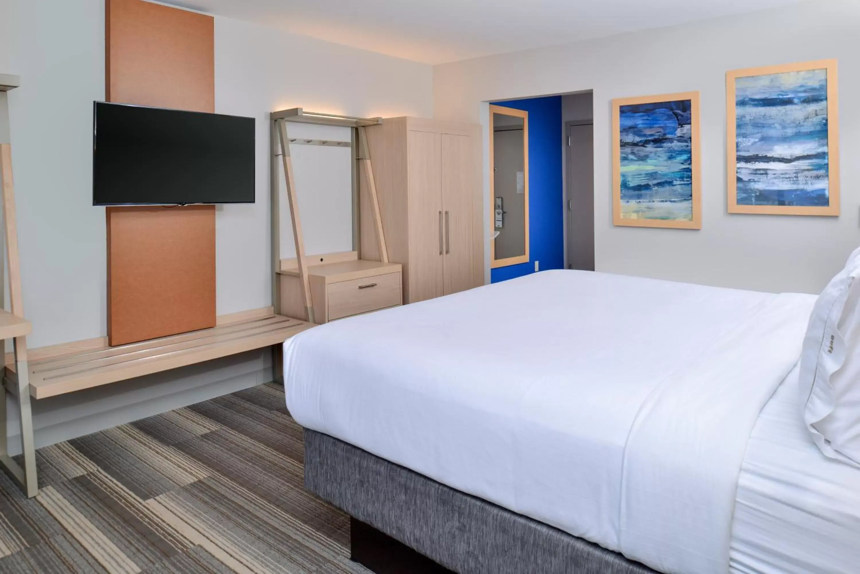Bedroom, Bed in Holiday Inn Express & Suites Farmington Hills - Detroit, an IHG Hotel