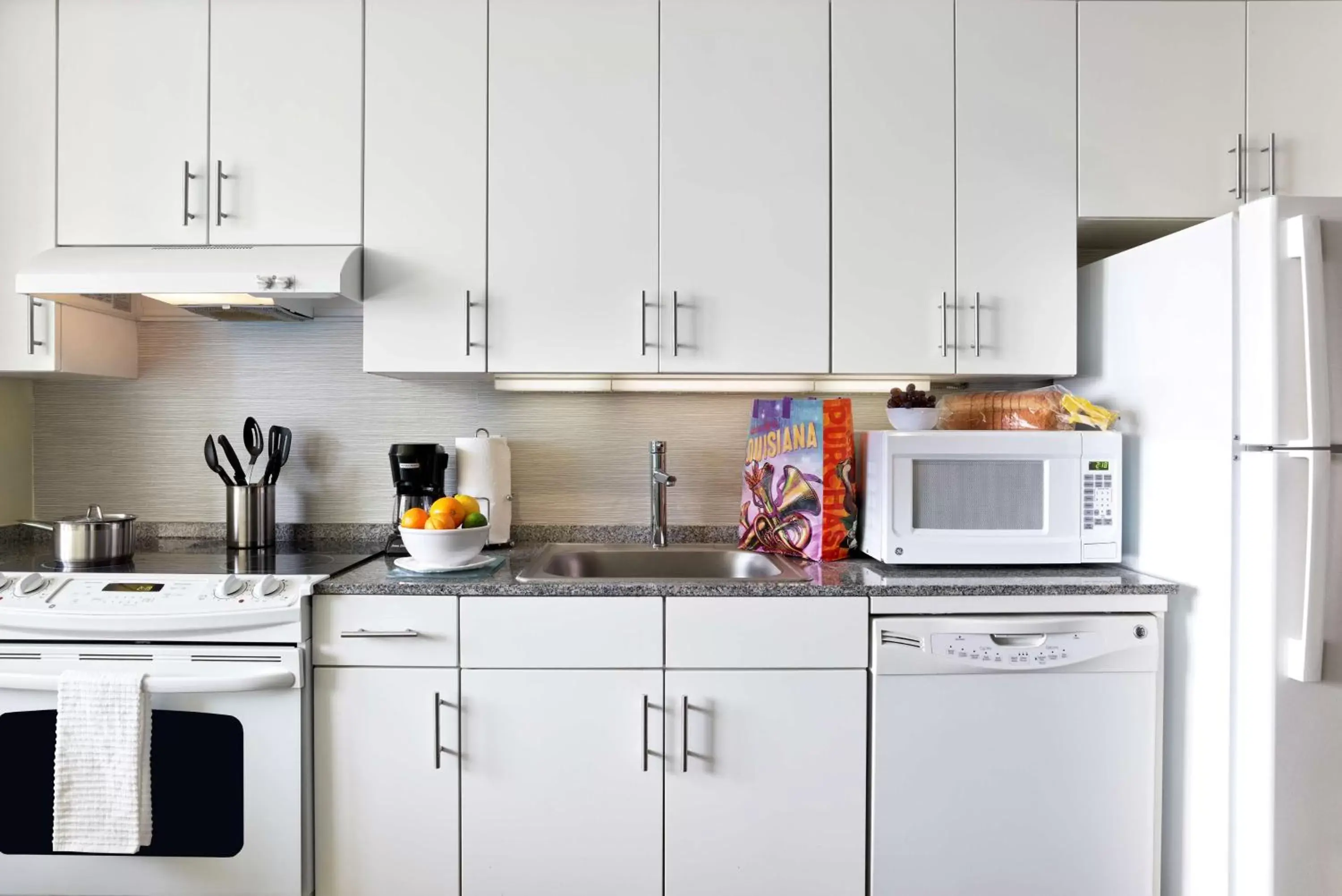 Kitchen or kitchenette, Kitchen/Kitchenette in Sonesta ES Suites New Orleans Downtown