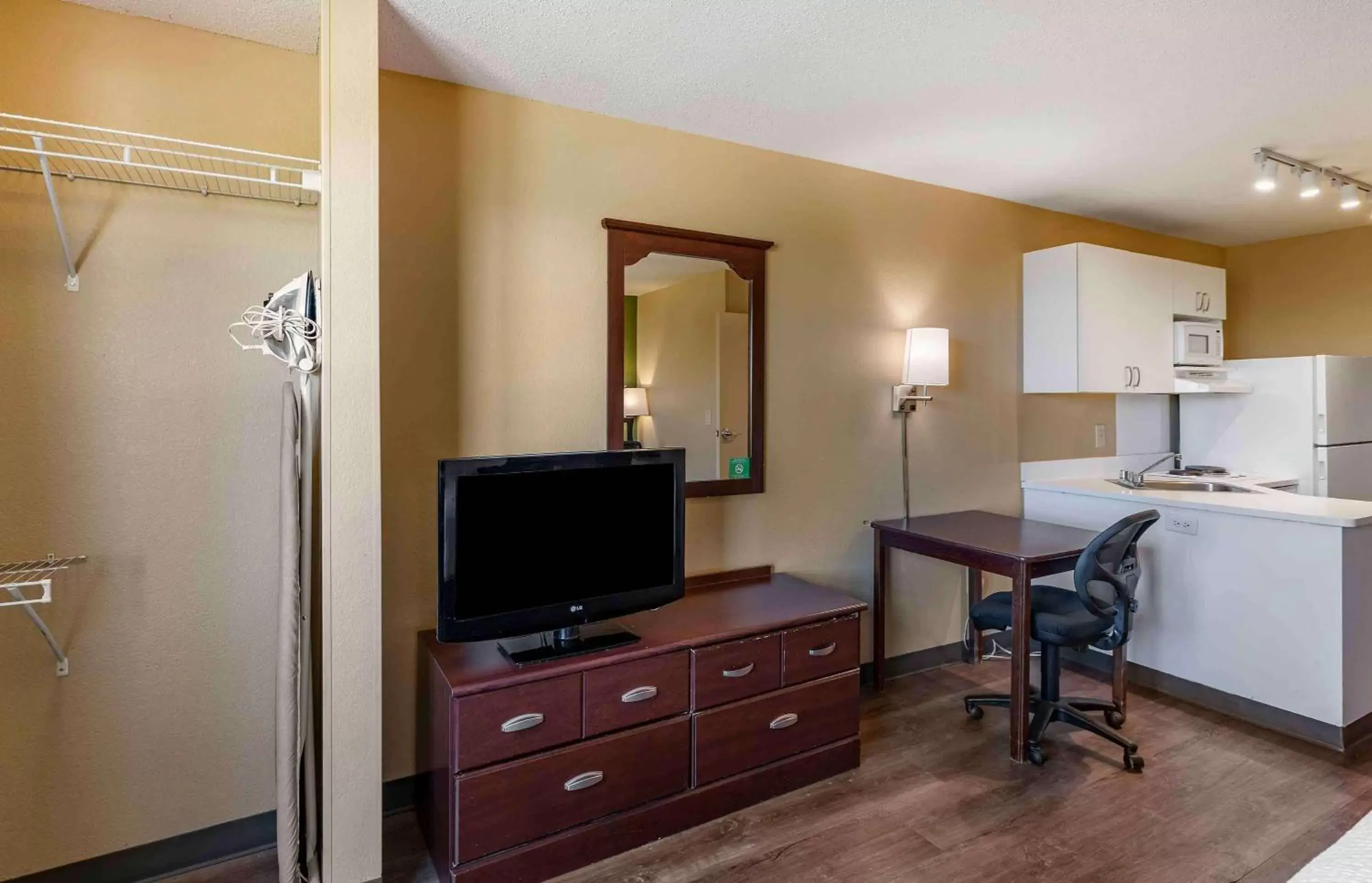 Bedroom, TV/Entertainment Center in Extended Stay America Suites - Denver - Westminster