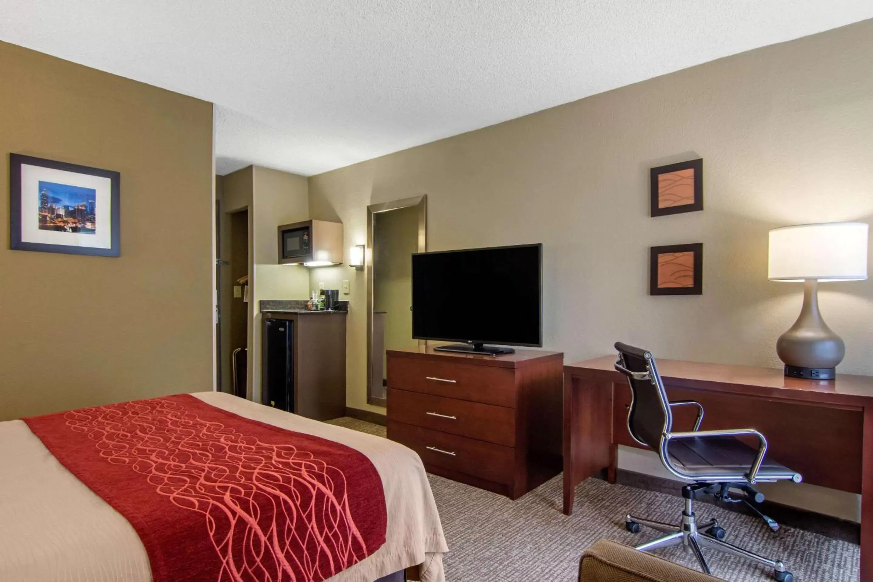 Bed, TV/Entertainment Center in Comfort Inn Sandy Springs – Perimeter