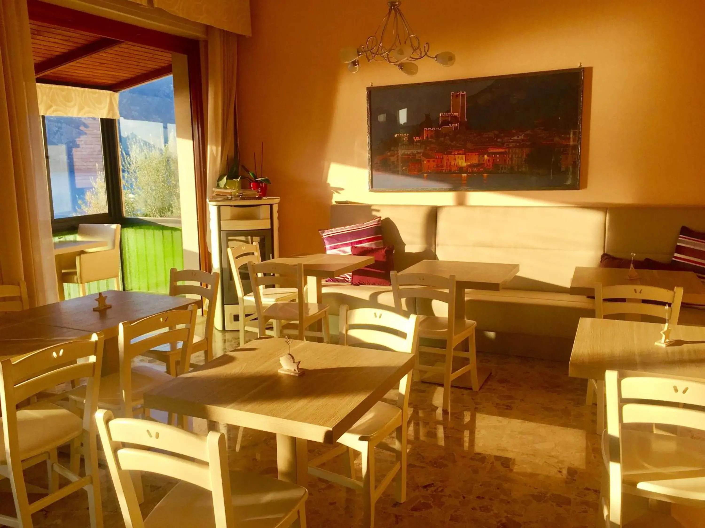 Communal lounge/ TV room, Restaurant/Places to Eat in Villa Emma Malcesine