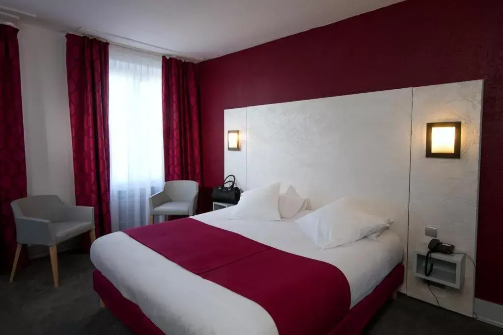 Bedroom, Bed in The Originals Boutique, Hôtel Bristol, Strasbourg Centre Gare (Inter-Hotel)