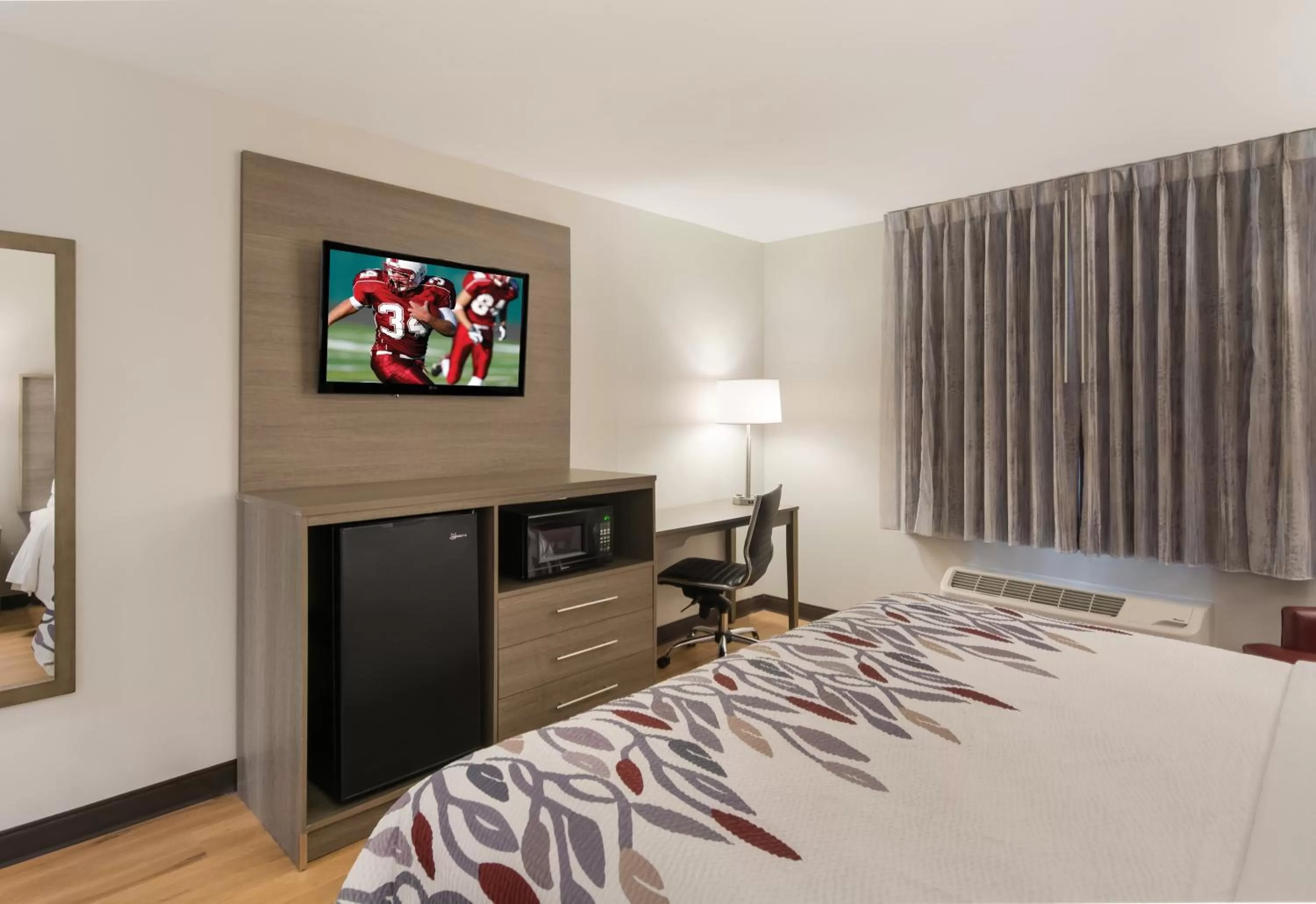 Photo of the whole room, Bed in Red Roof Inn Chester