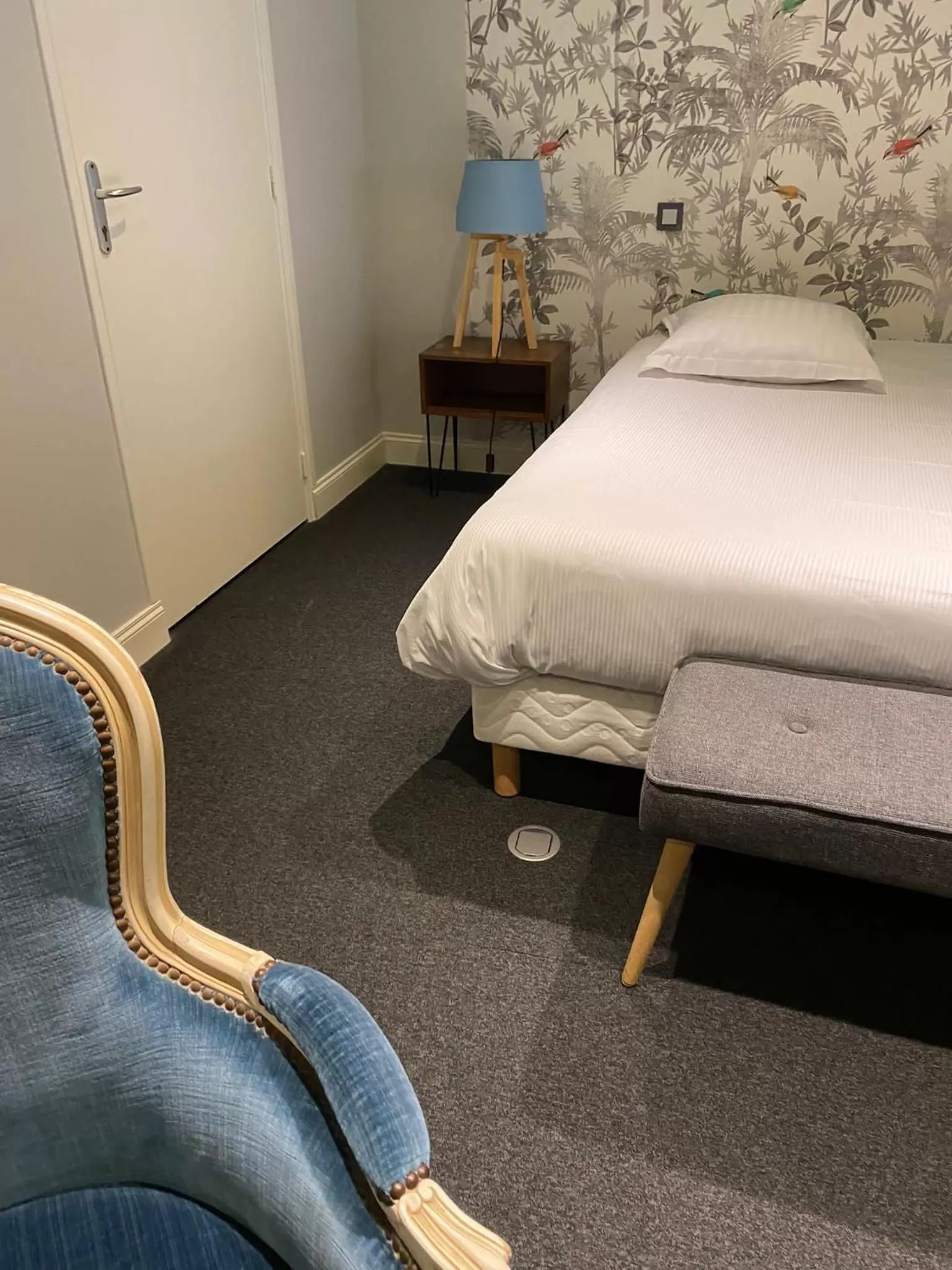 Bedroom, Bed in The Originals Boutique, Hôtel La Colonne de Bronze, Saint-Valéry-sur-Somme