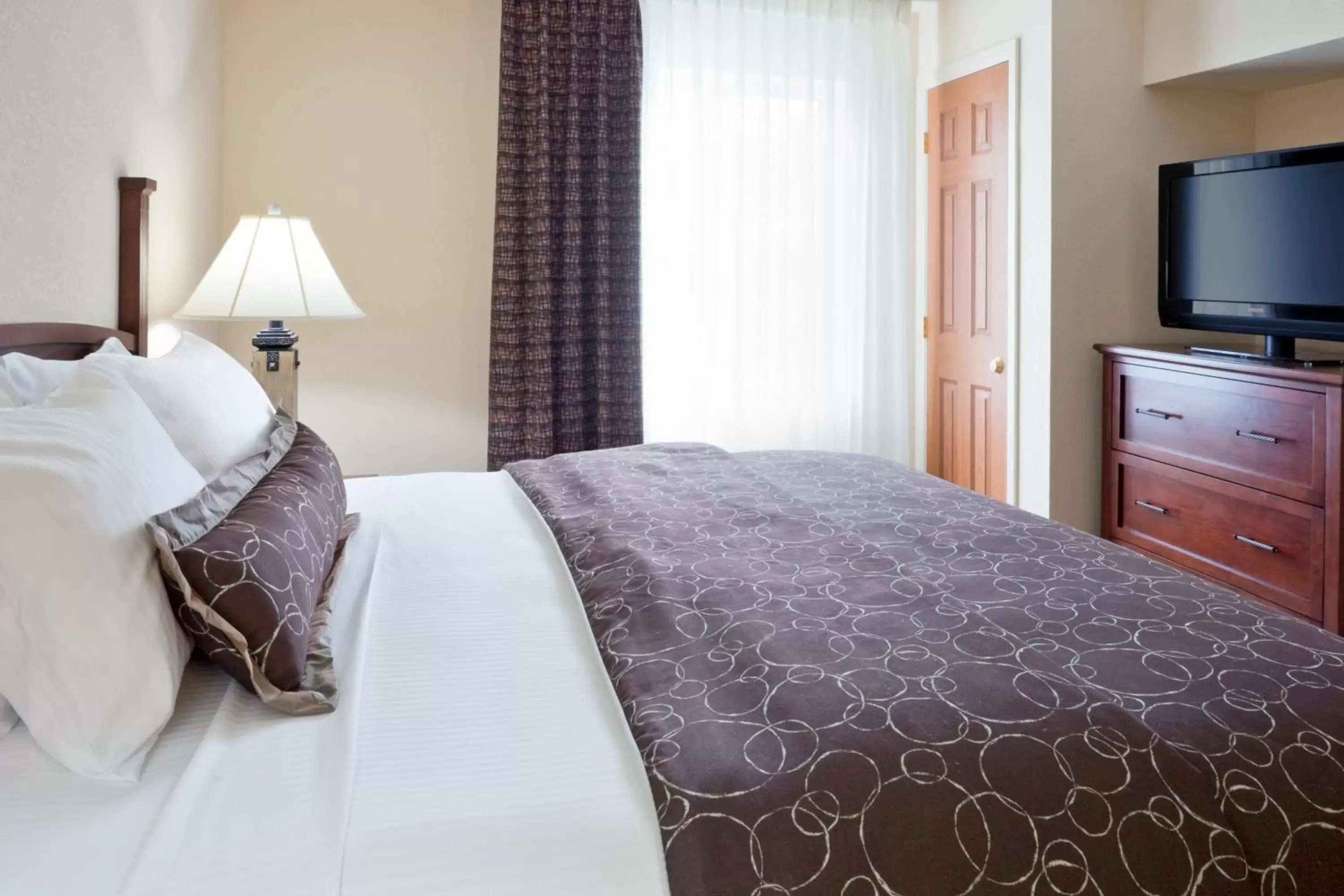 Bed in Staybridge Suites - Philadelphia Valley Forge 422, an IHG Hotel