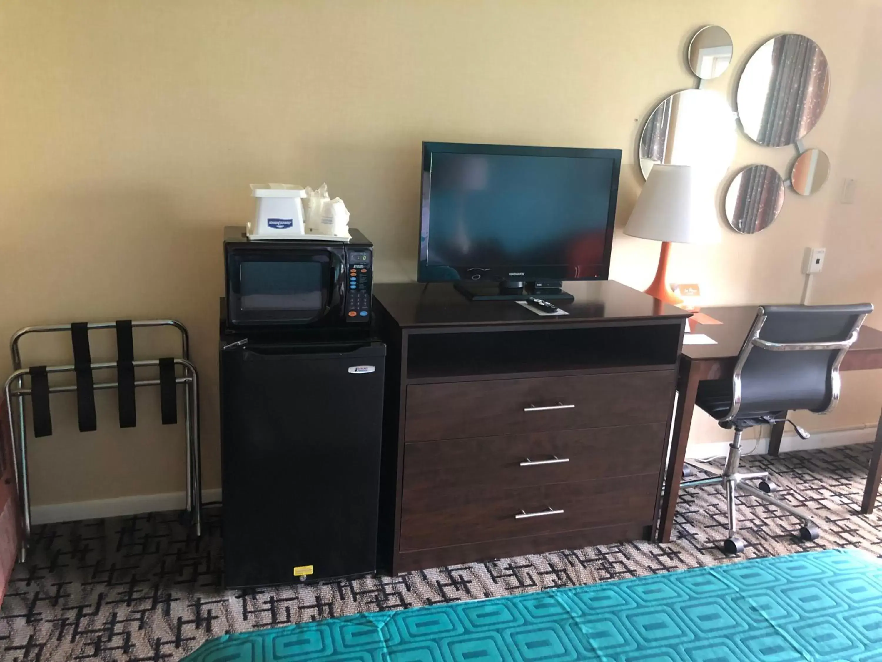 Bedroom, TV/Entertainment Center in Howard Johnson by Wyndham Rocky Hill