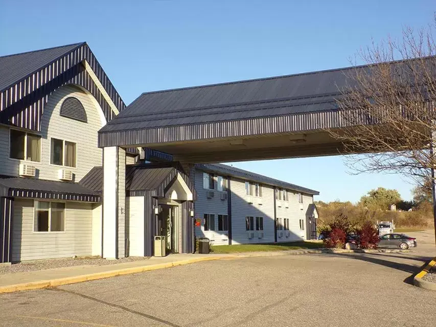 Facade/entrance, Property Building in Morton Inn