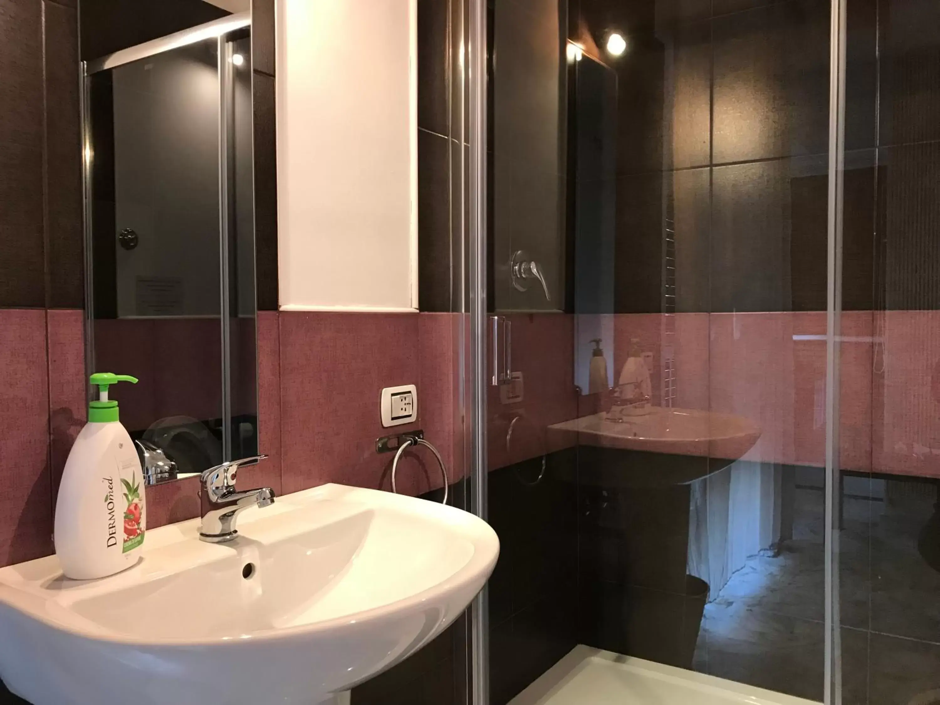 Shower, Bathroom in ROOM 110 BARI -guesthouse-