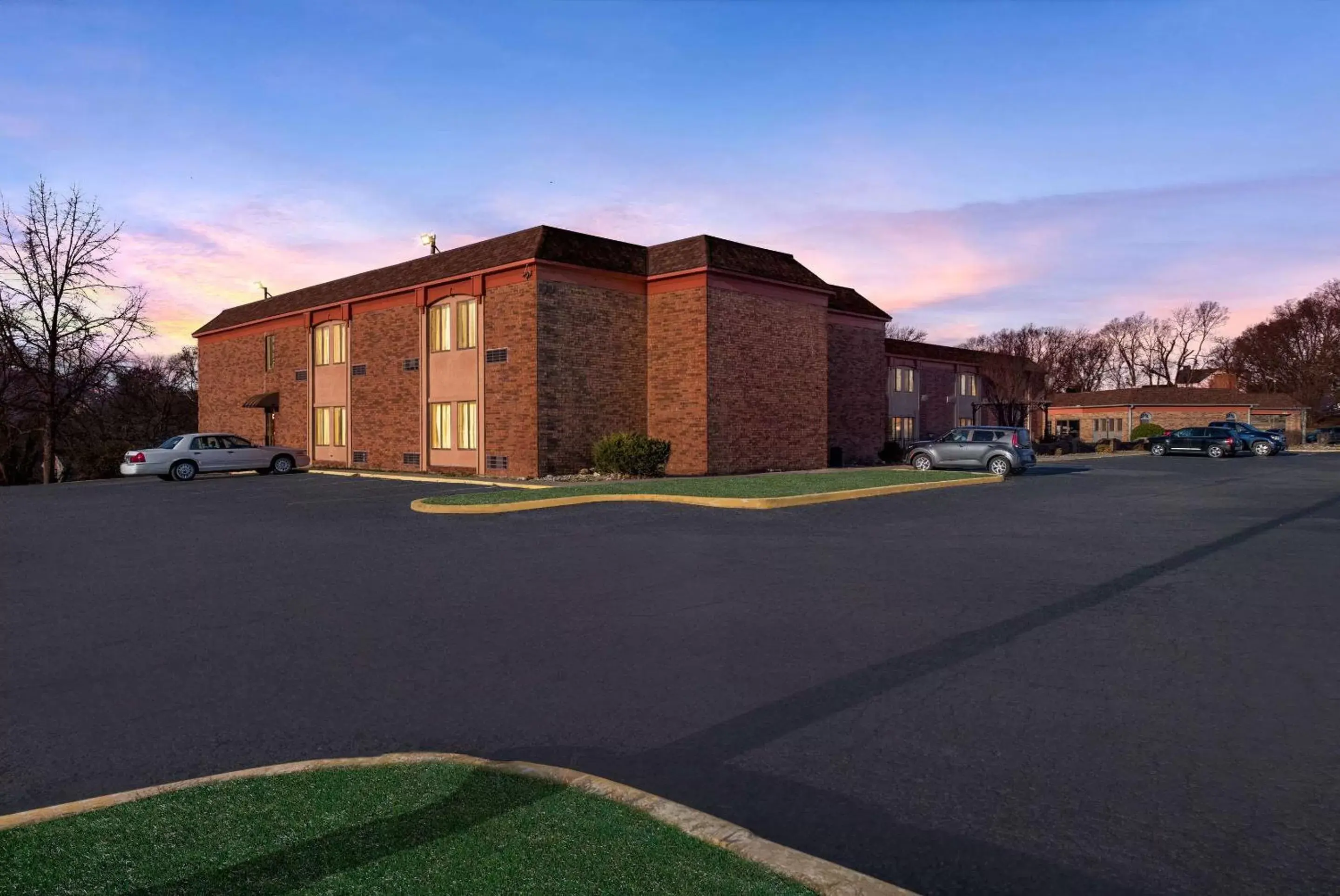 Property Building in Suburban Studios Kansas City Airport North