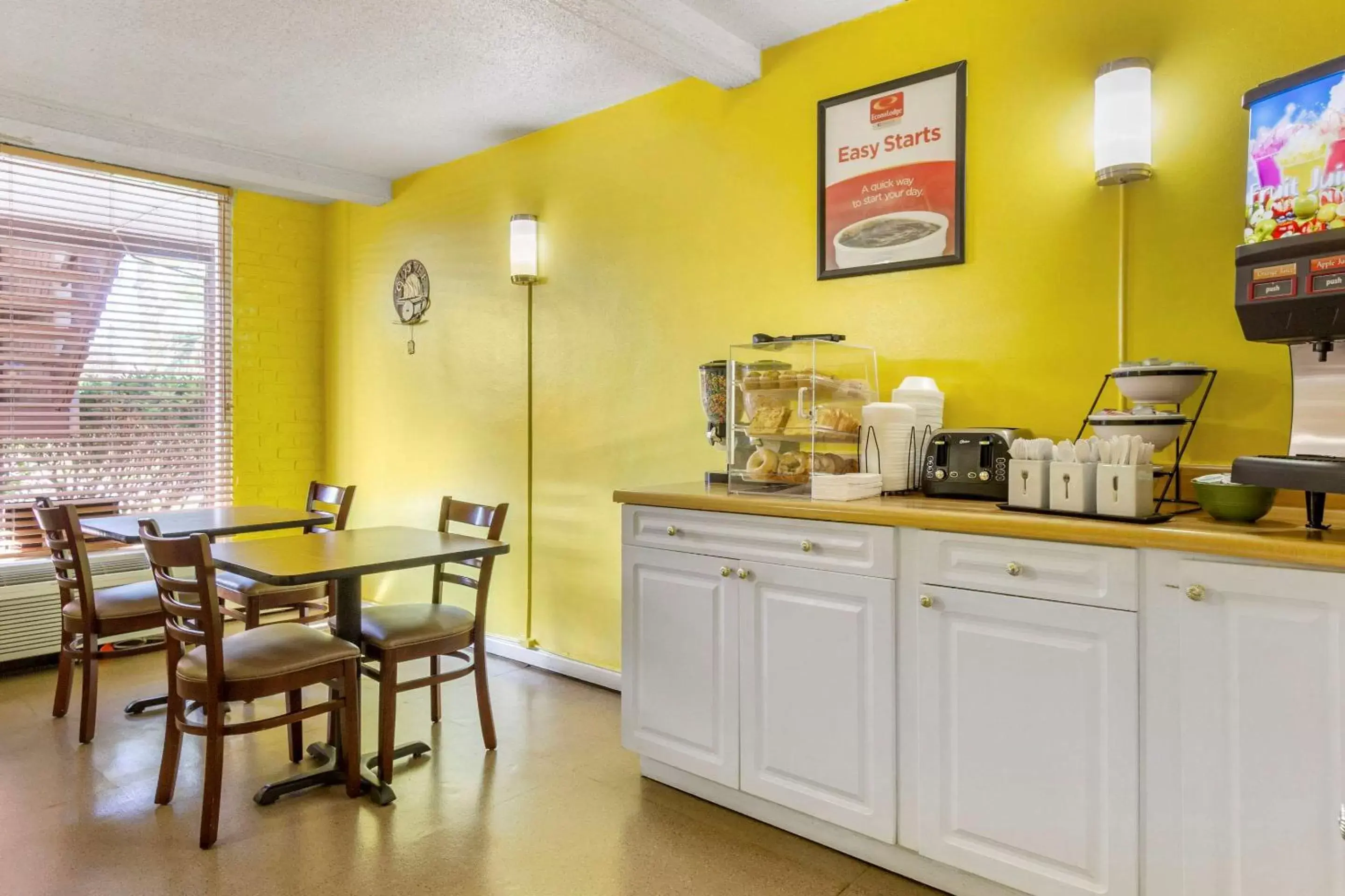 Restaurant/places to eat, Kitchen/Kitchenette in Econo Lodge Summerville