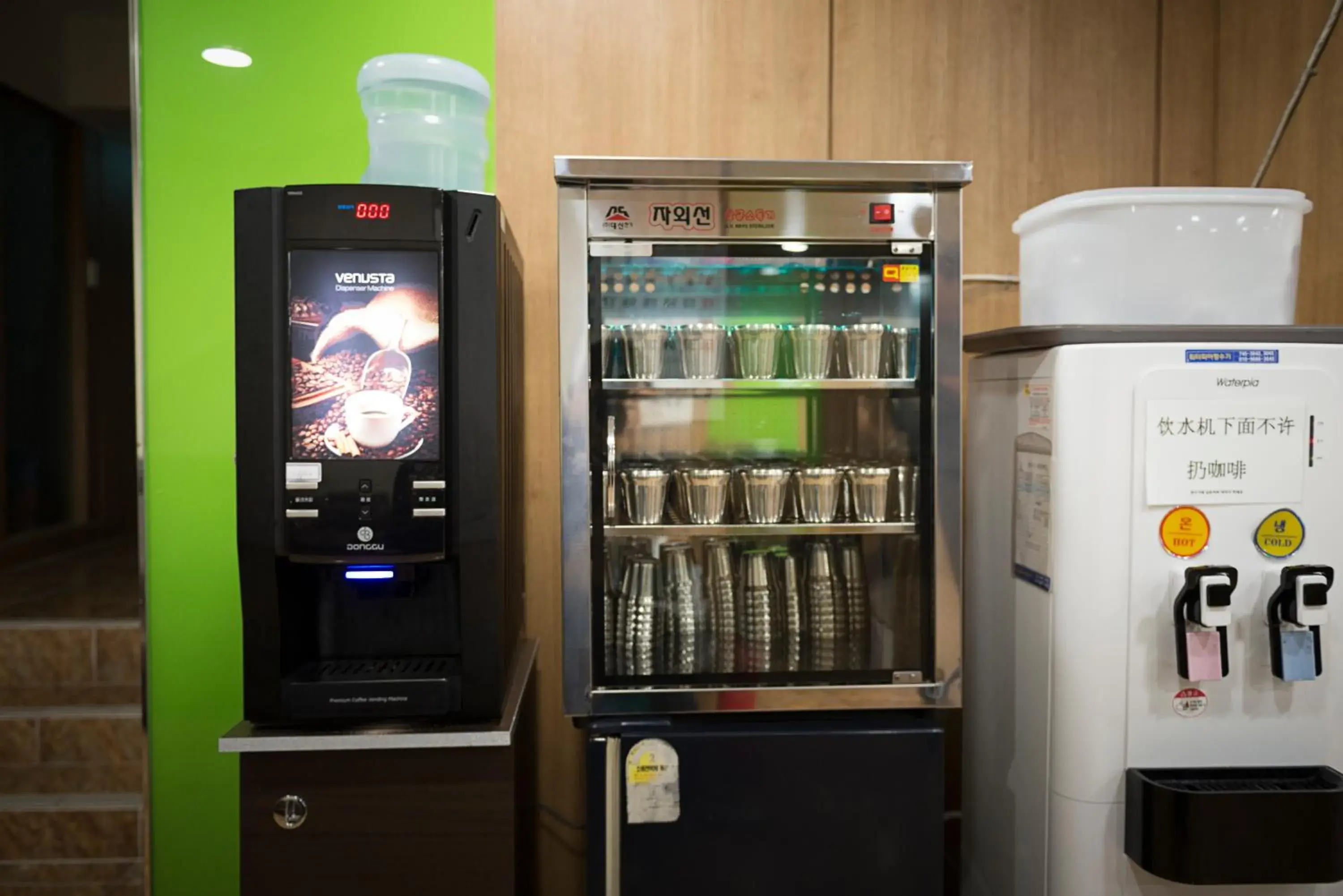 Coffee/tea facilities in Champion Hotel