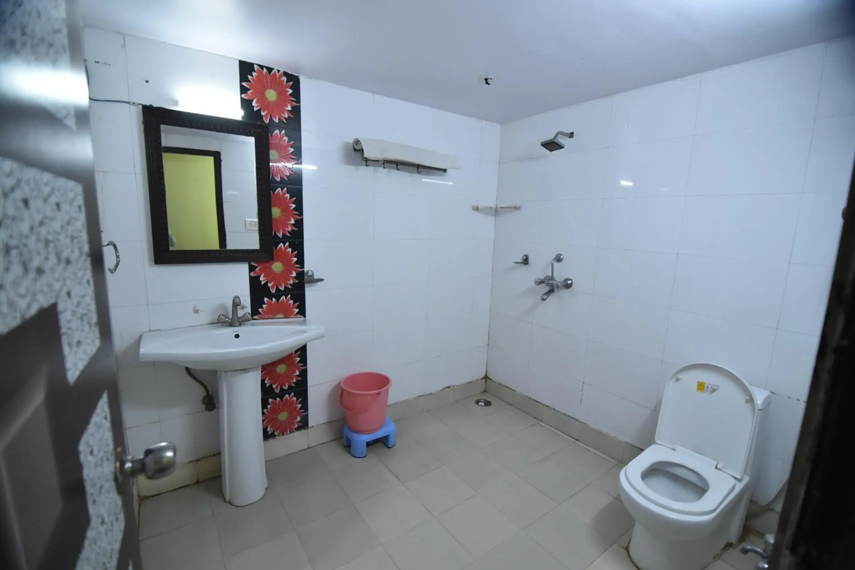 Shower, Bathroom in Hotel Vaishnavi