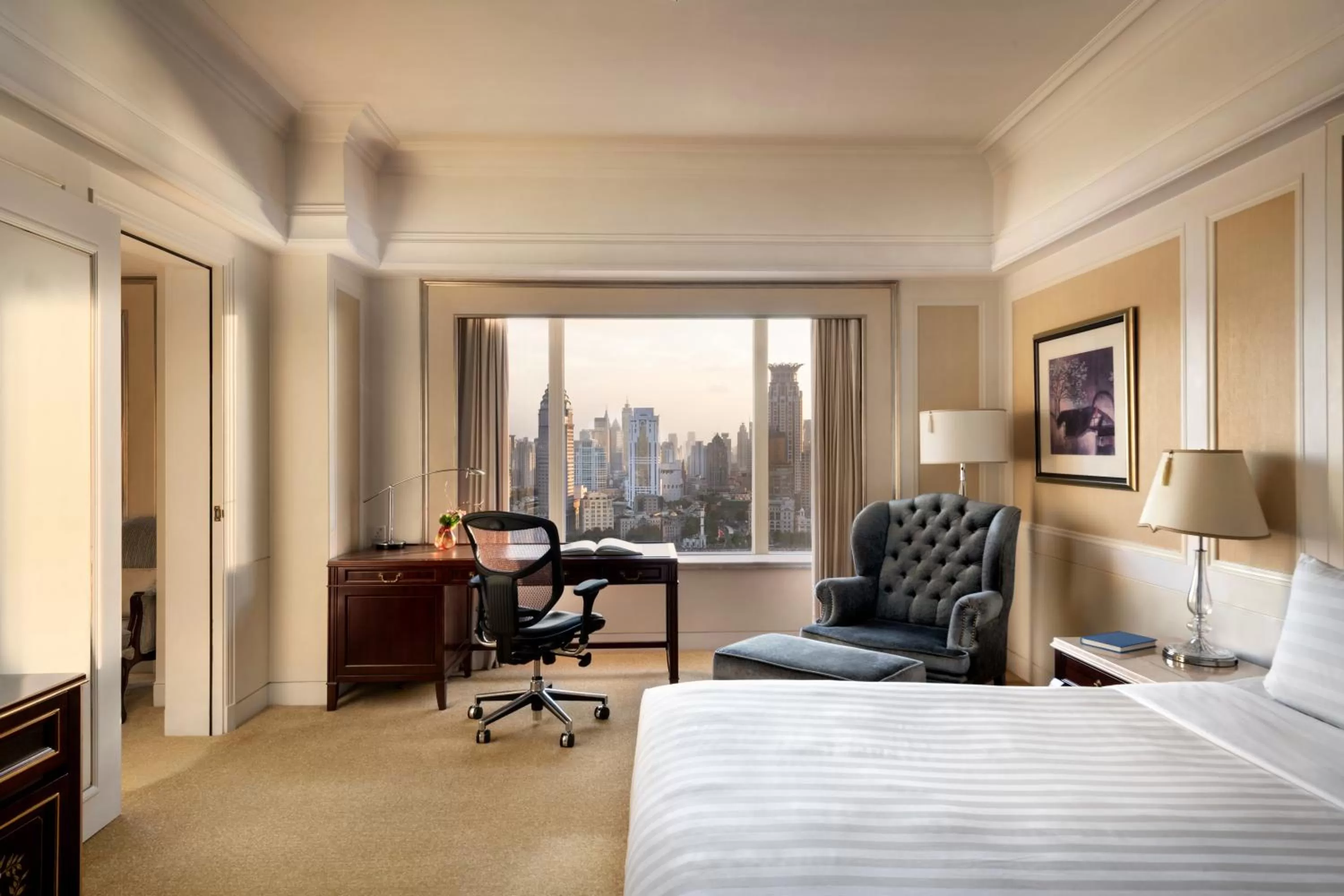 Bedroom, Bed in Pudong Shangri-La, Shanghai