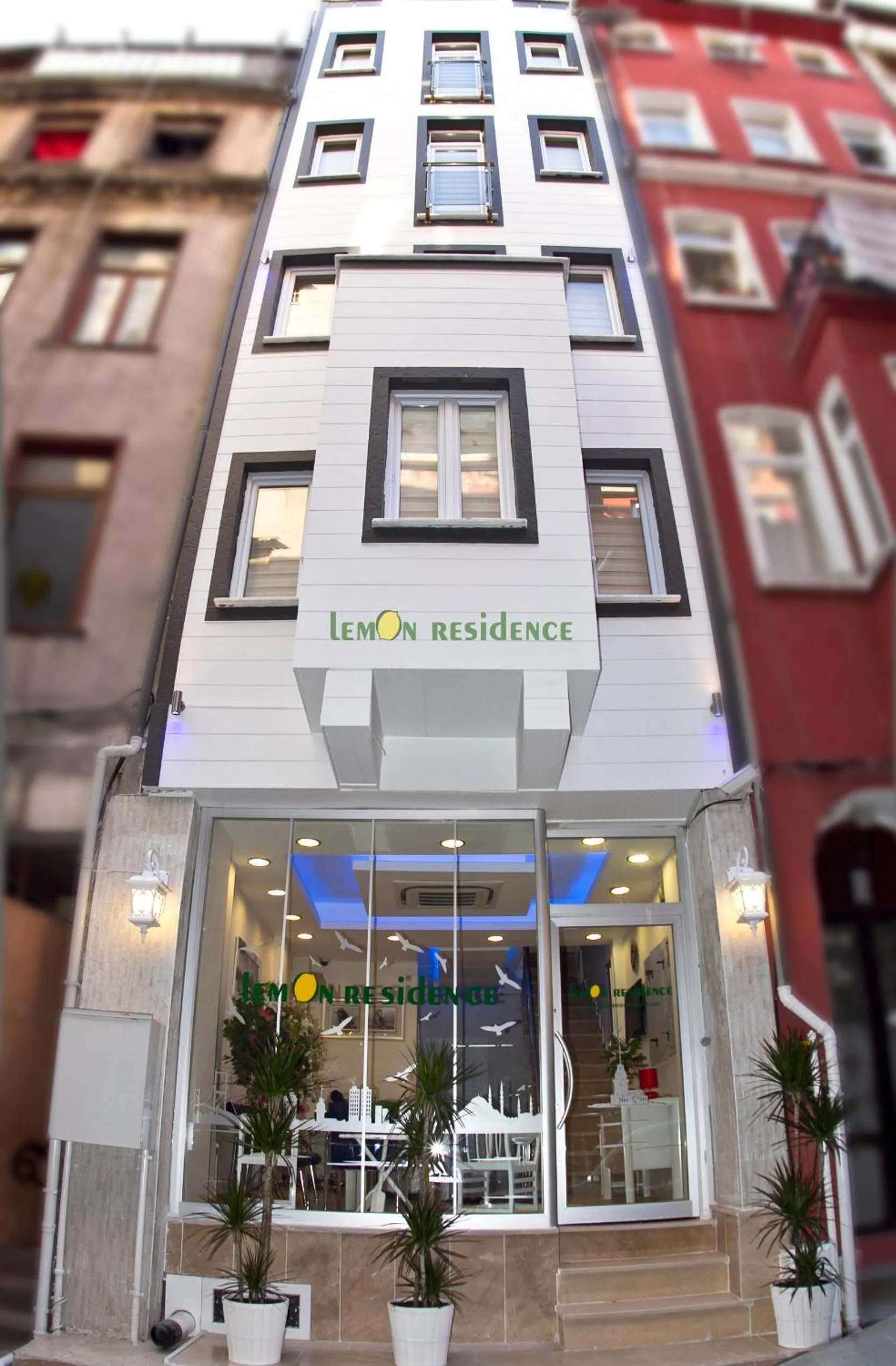 Facade/entrance in Lemon Residence