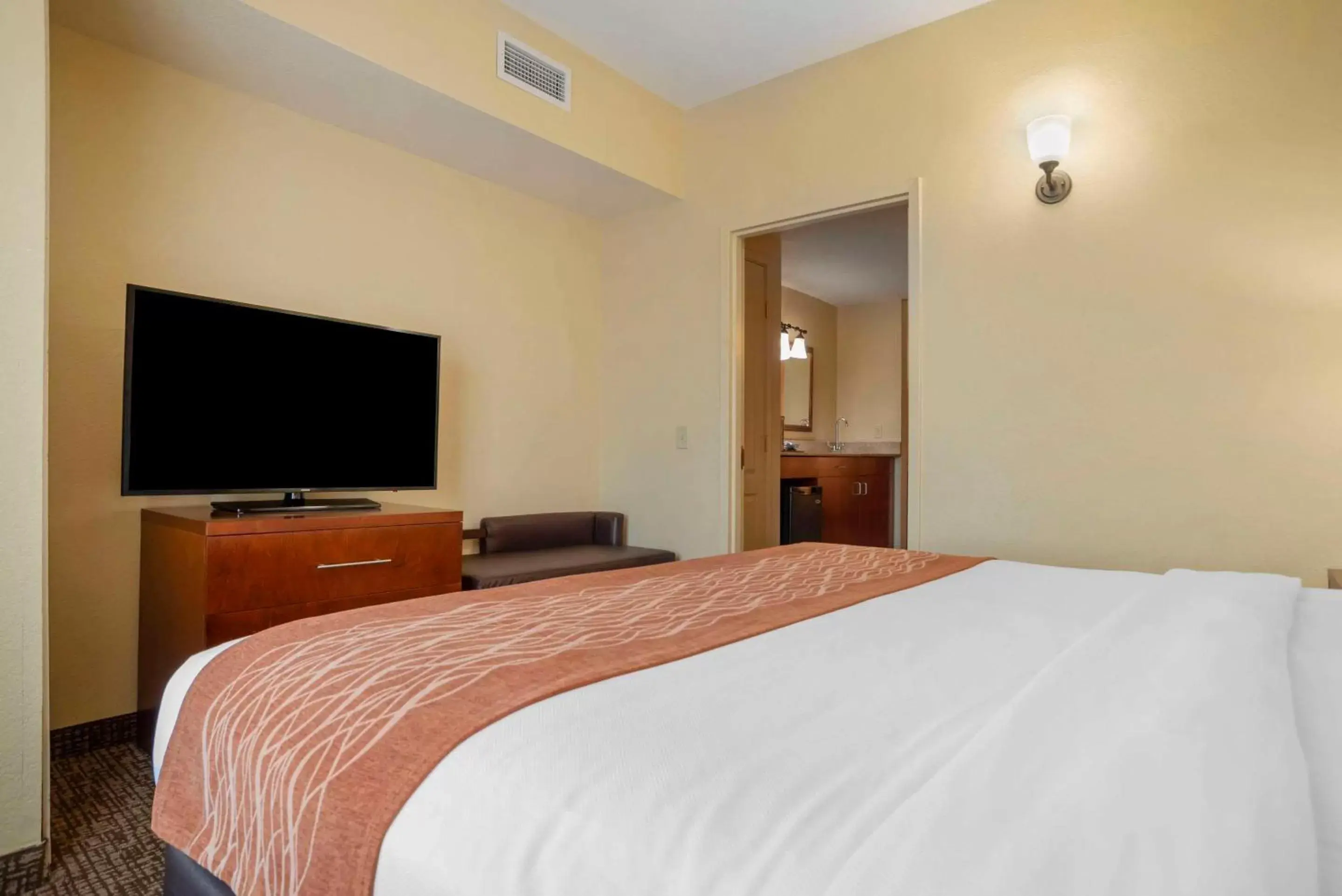 Bedroom, Bed in Comfort Inn & Suites Mobile near Eastern Shore Centre