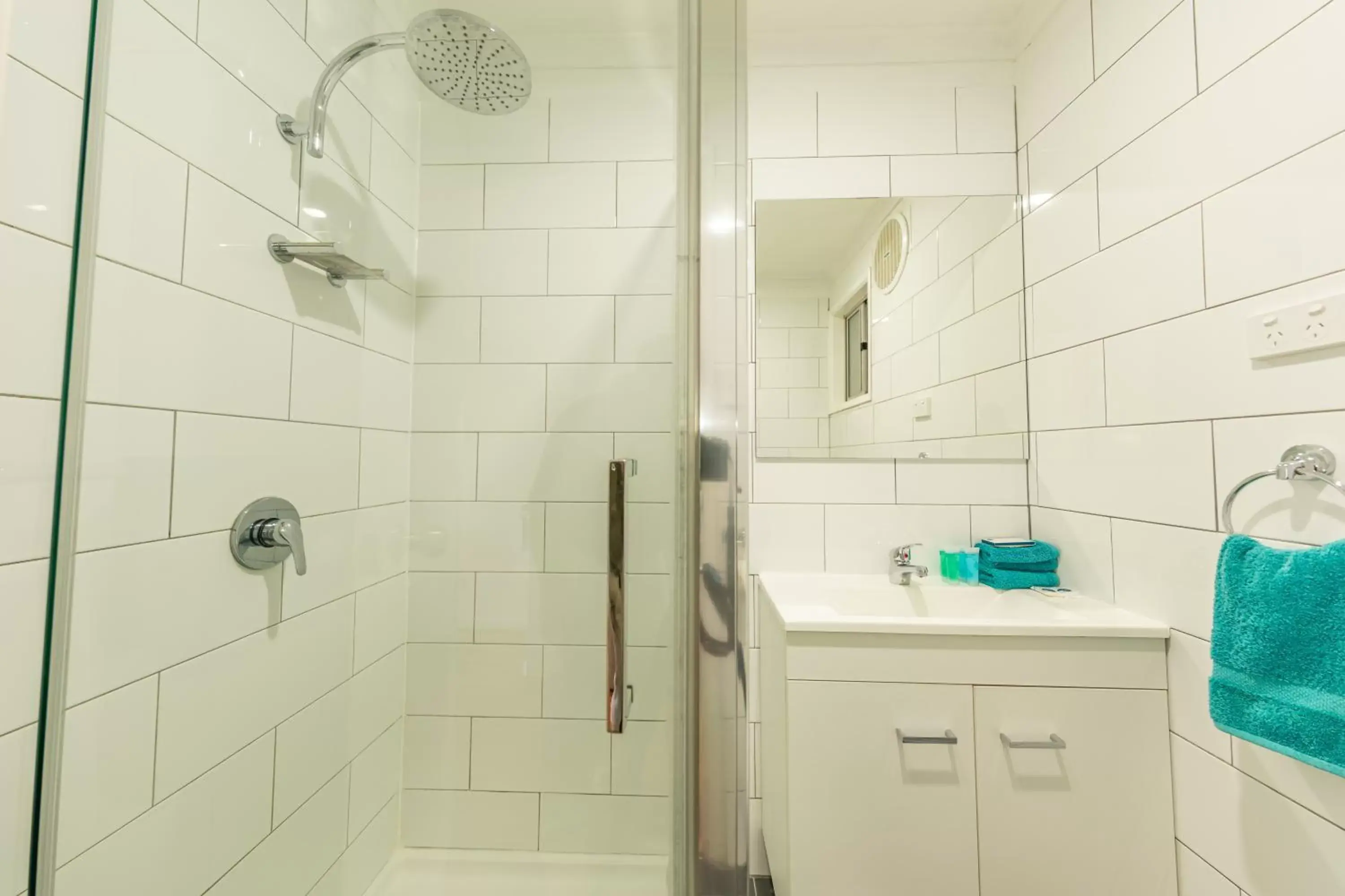 Shower, Bathroom in Eden Motel