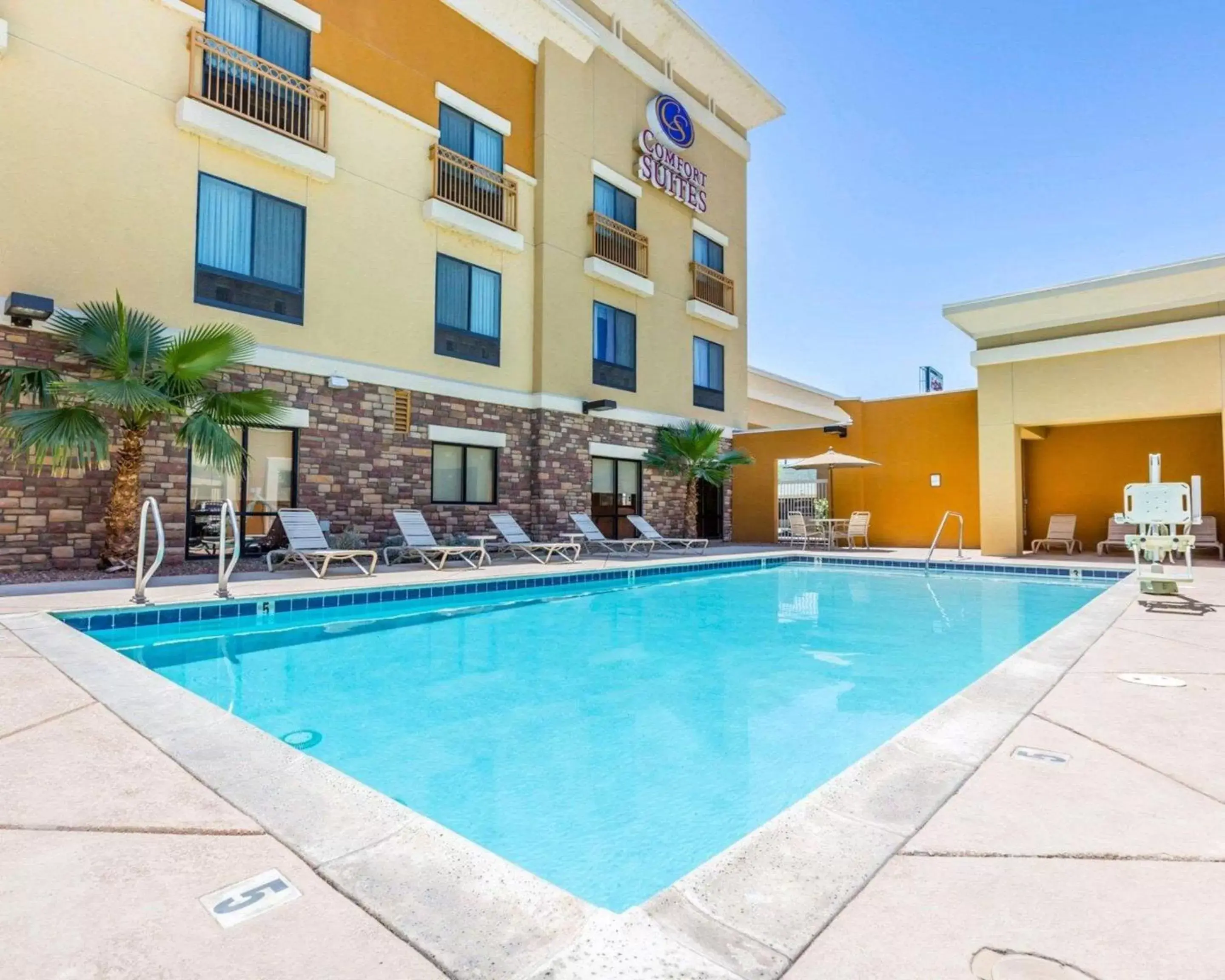 On site, Swimming Pool in Comfort Suites Blythe