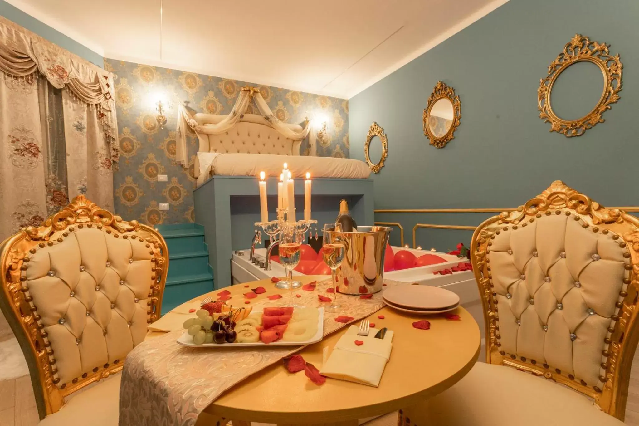 Dining area in Love Suite Roma