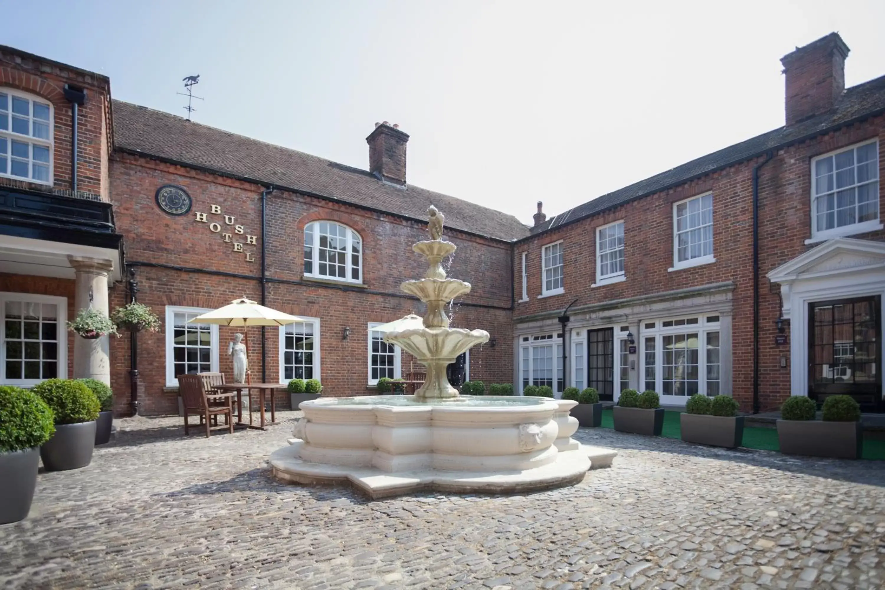 Facade/entrance, Property Building in Bush Hotel Farnham