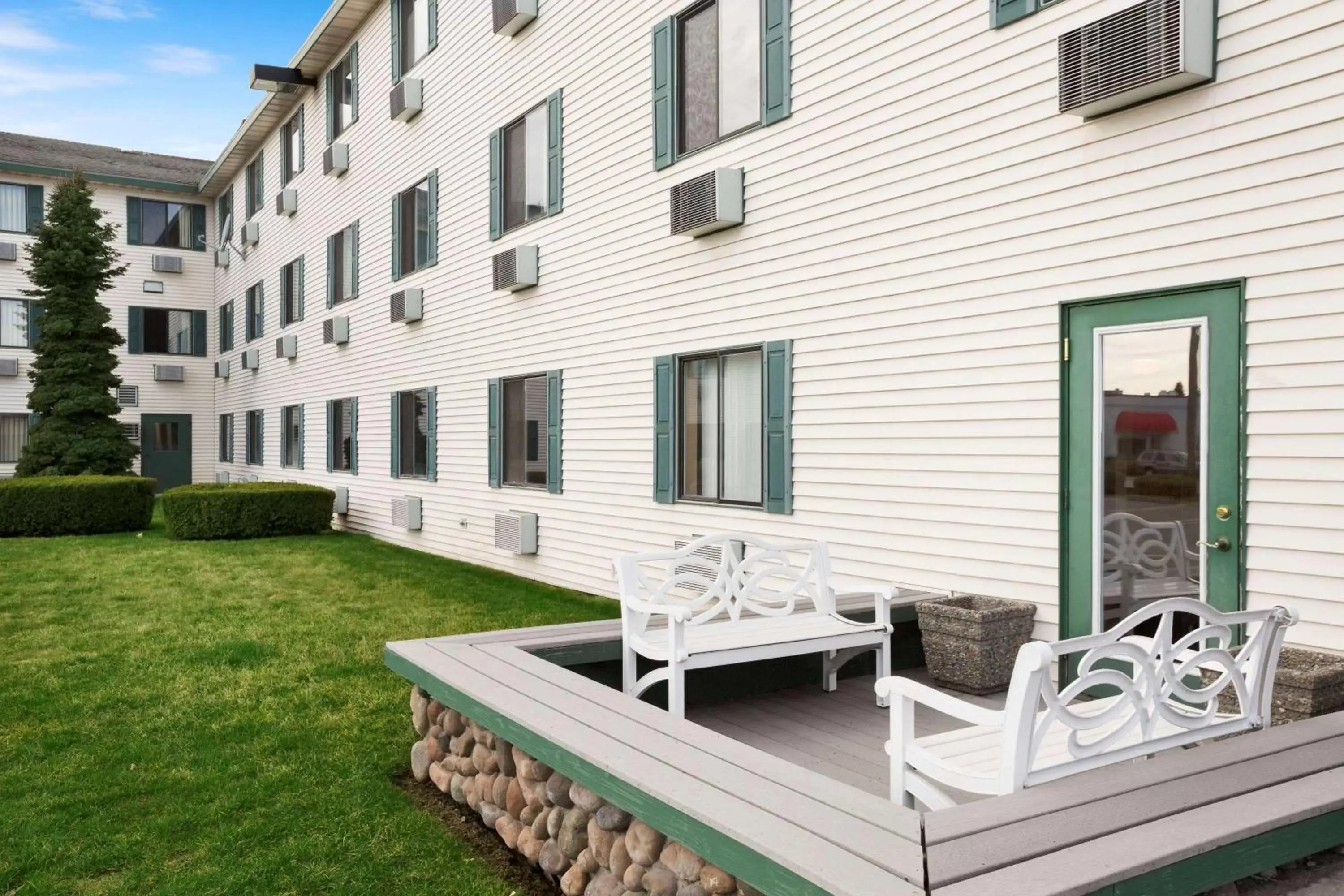 Property building in Super 8 by Wyndham Coeur d'Alene Property building in Super 8 by Wyndham Coeur d'Alene