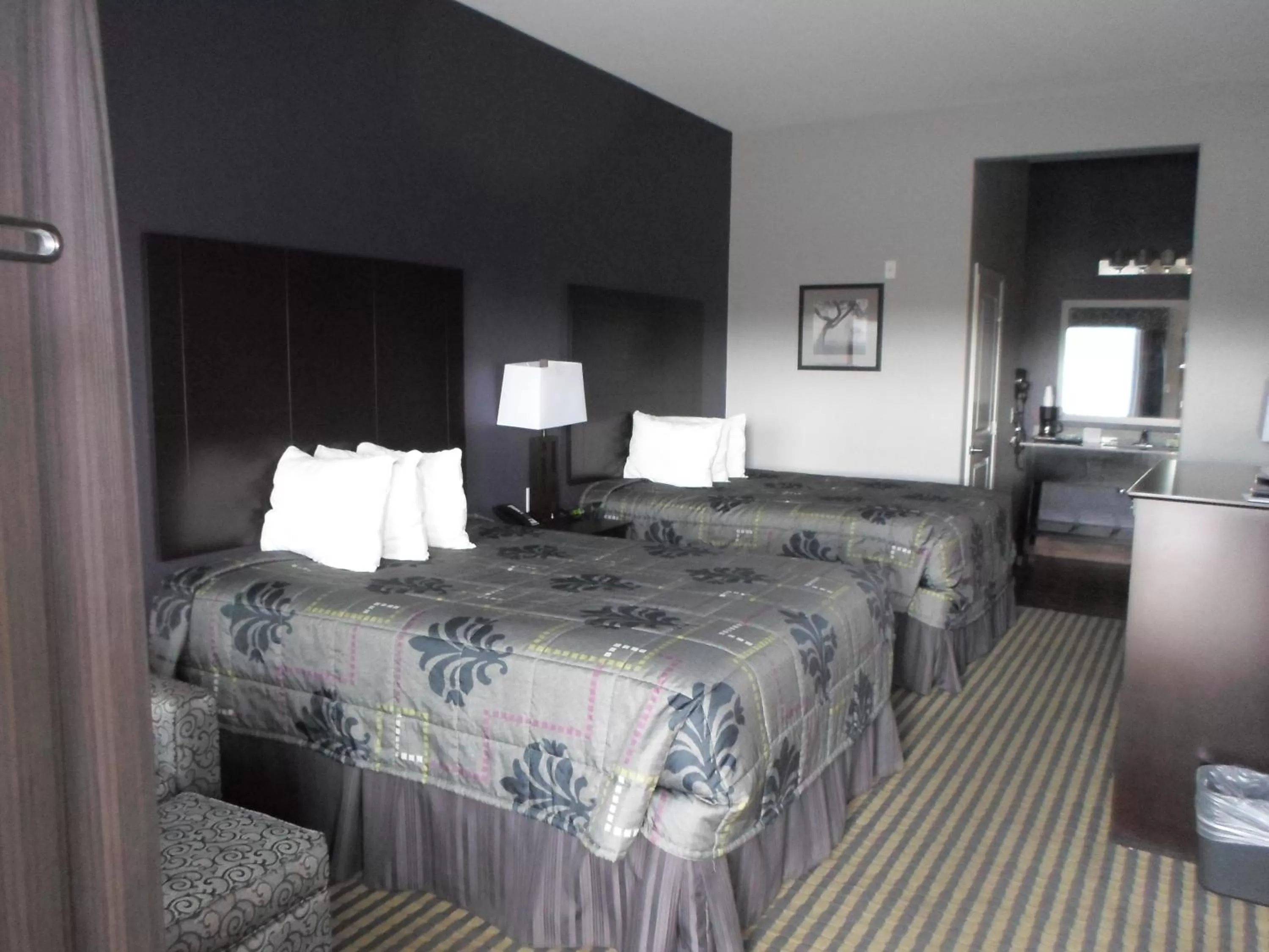 Photo of the whole room, Bed in Studio 6-Beeville, TX