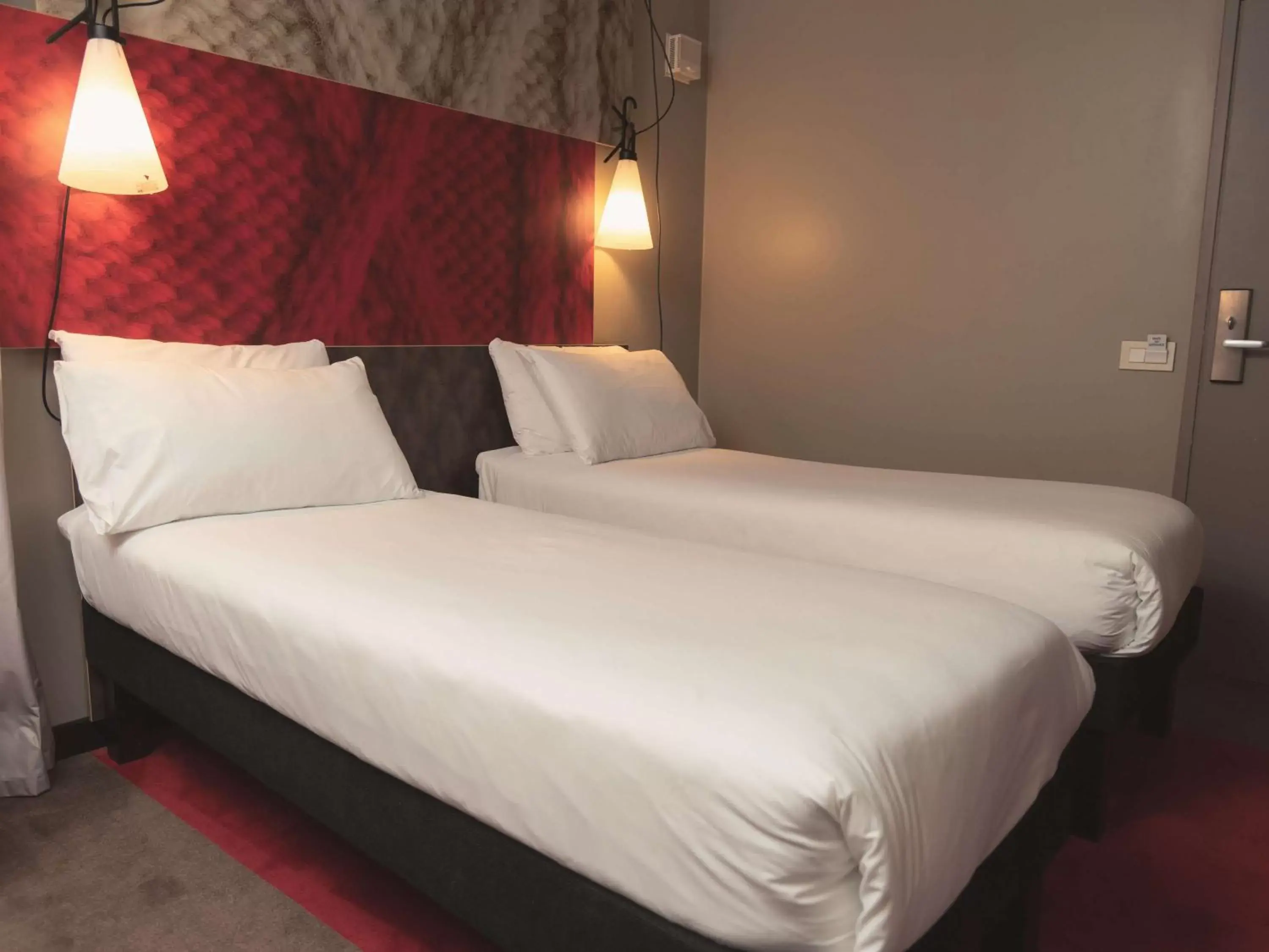 Photo of the whole room, Bed in ibis Glasgow City Centre – Sauchiehall St