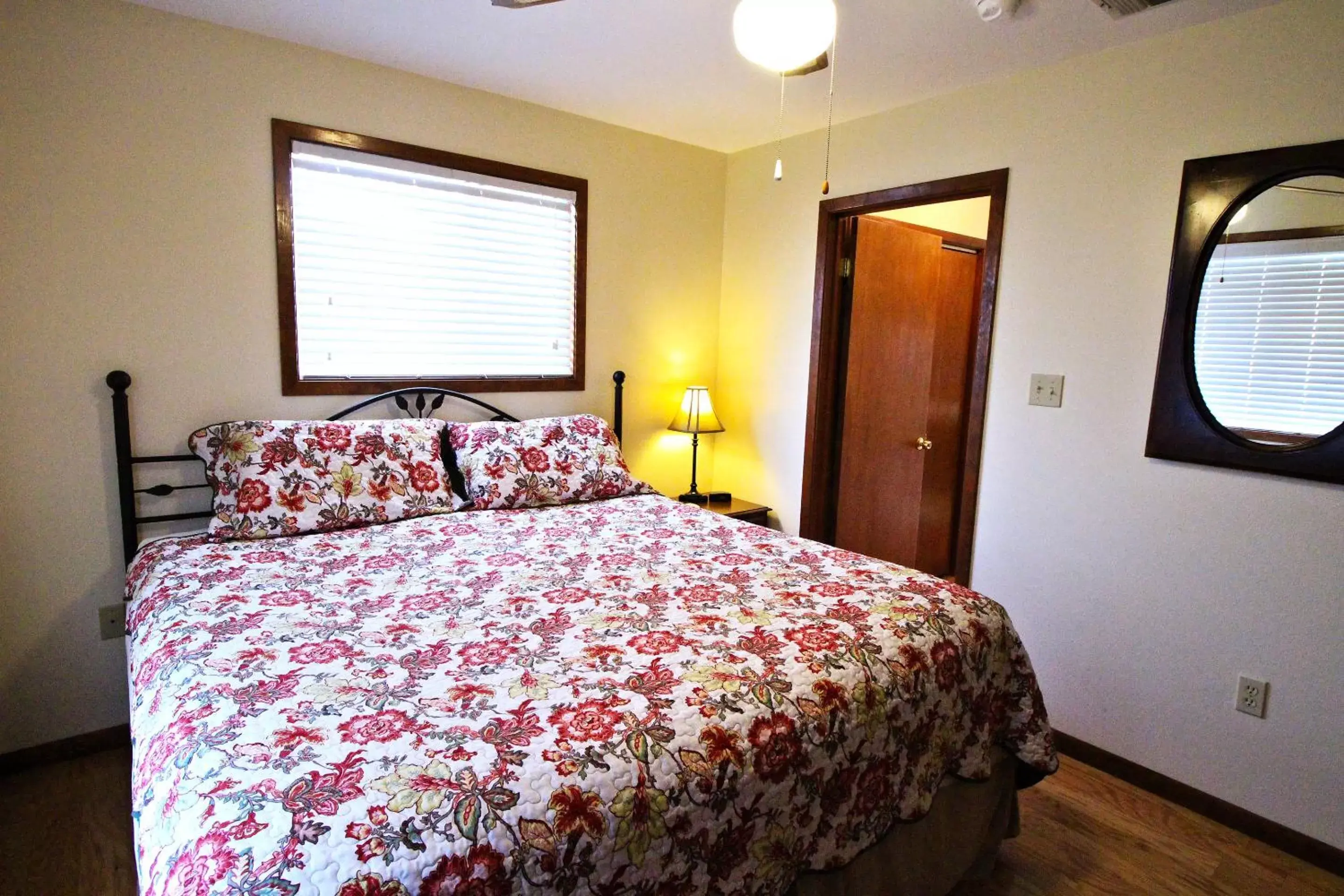 Bedroom, Bed in Peach Tree Inn & Suites