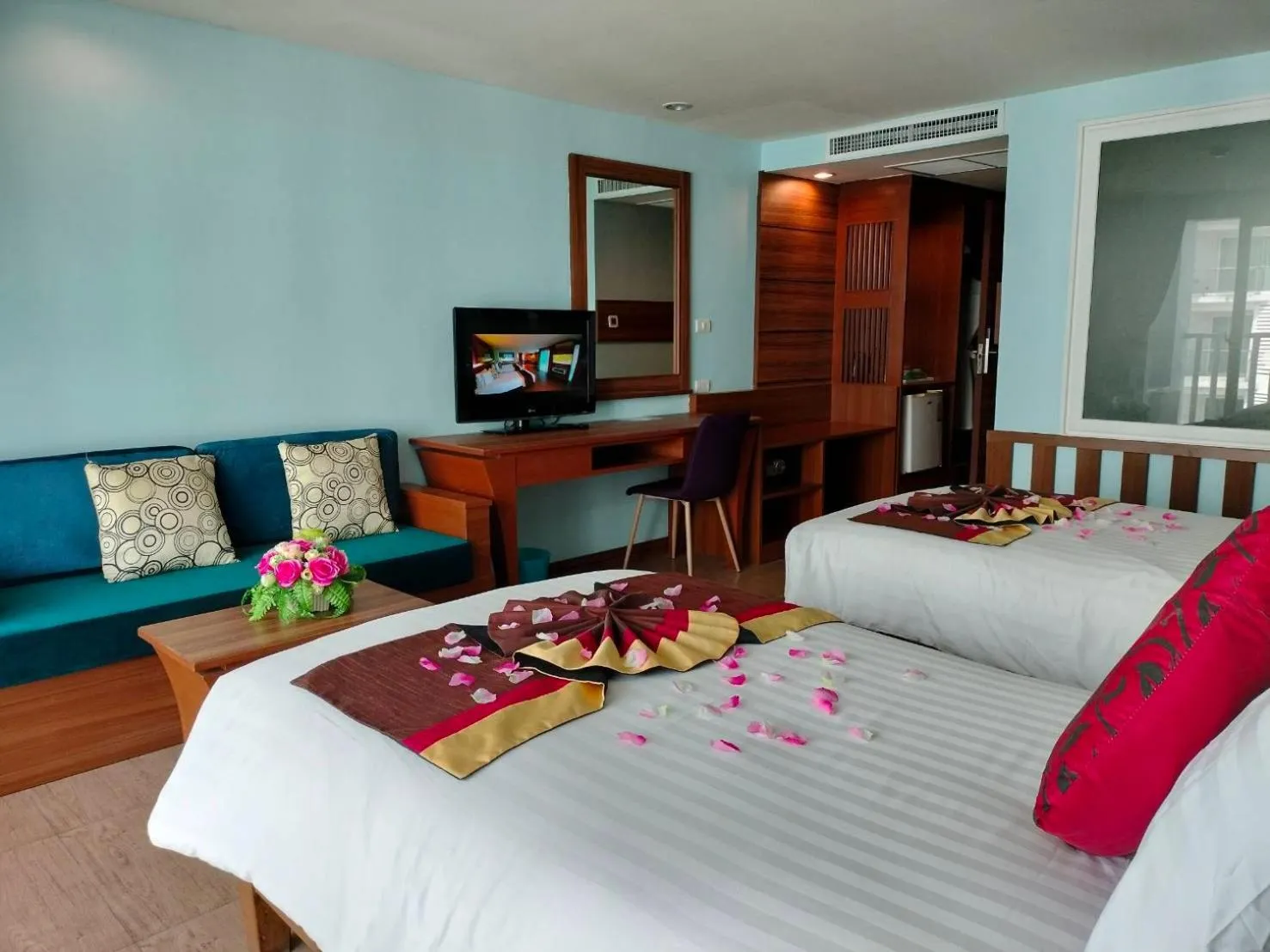 Communal lounge/ TV room, Bed in Saisawan Beach Luxury Hotel
