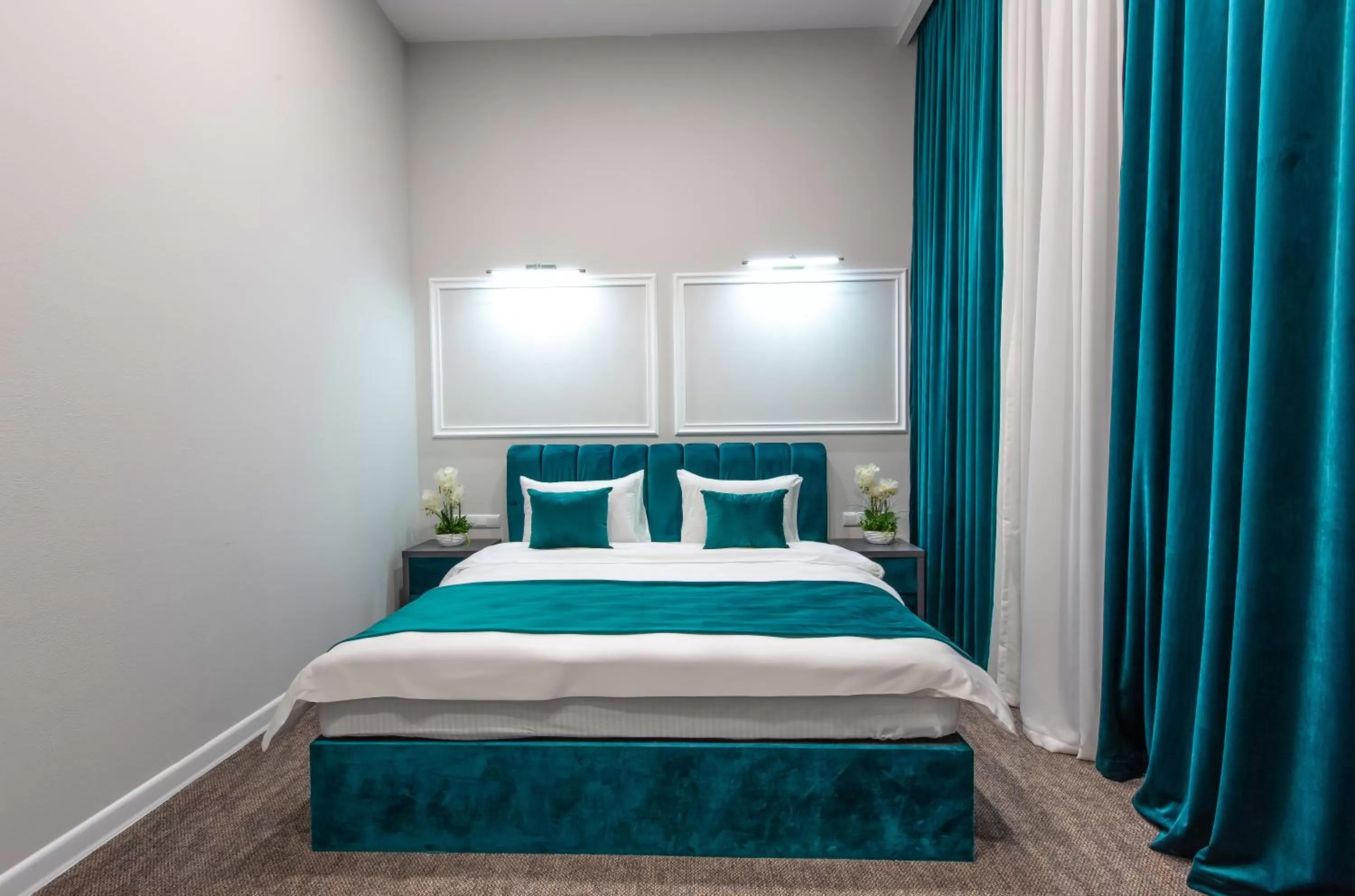 Photo of the whole room, Bed in Royal Inn