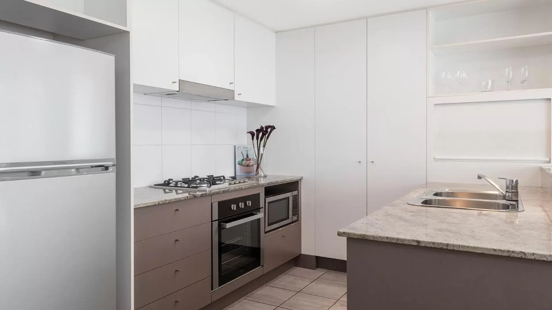 Kitchen or kitchenette, Kitchen/Kitchenette in Oaks Brisbane on Felix Suites