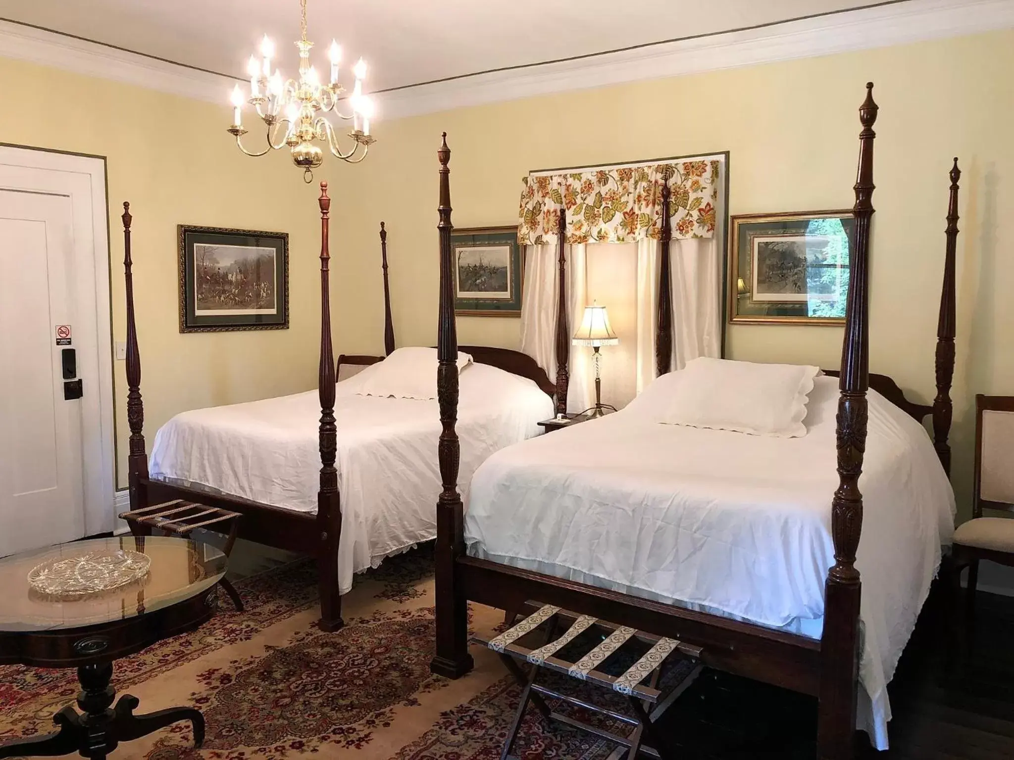 Bedroom, Bed in Belmont Inn